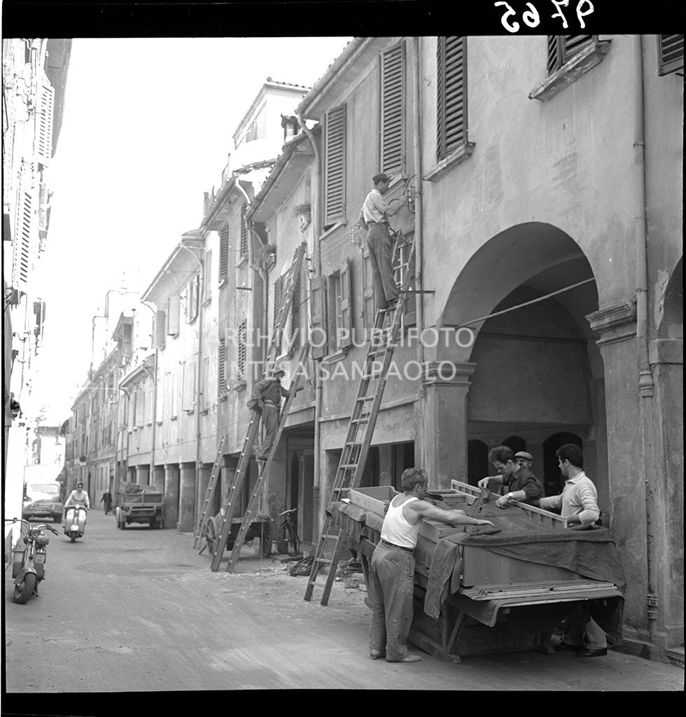 Lavori di ristrutturazione di un palazzo<br>9765