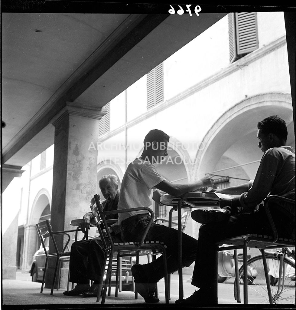 Persone sedute ad un tavolino sotto un porticato<br>9766