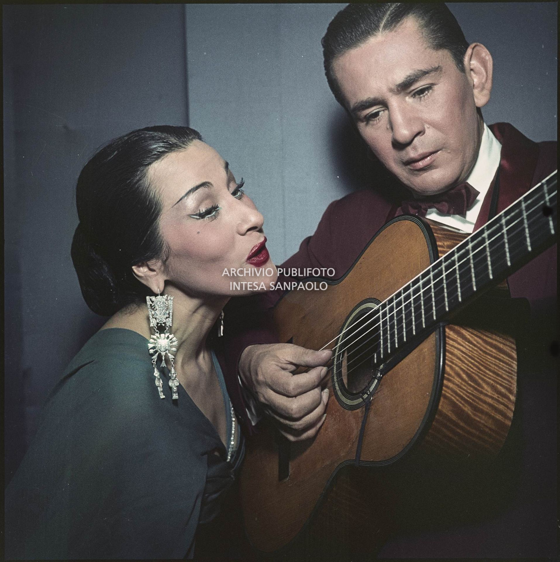 Ritratto di Yma Sumac mentre canta accompagnata da un un musicista con la chitarra<br>118