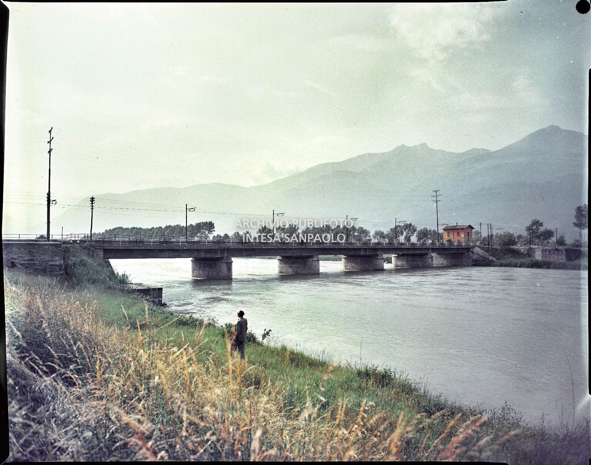 Ponte su un fiume in piena non identificato. Nel campo antistante un uomo<br>1528