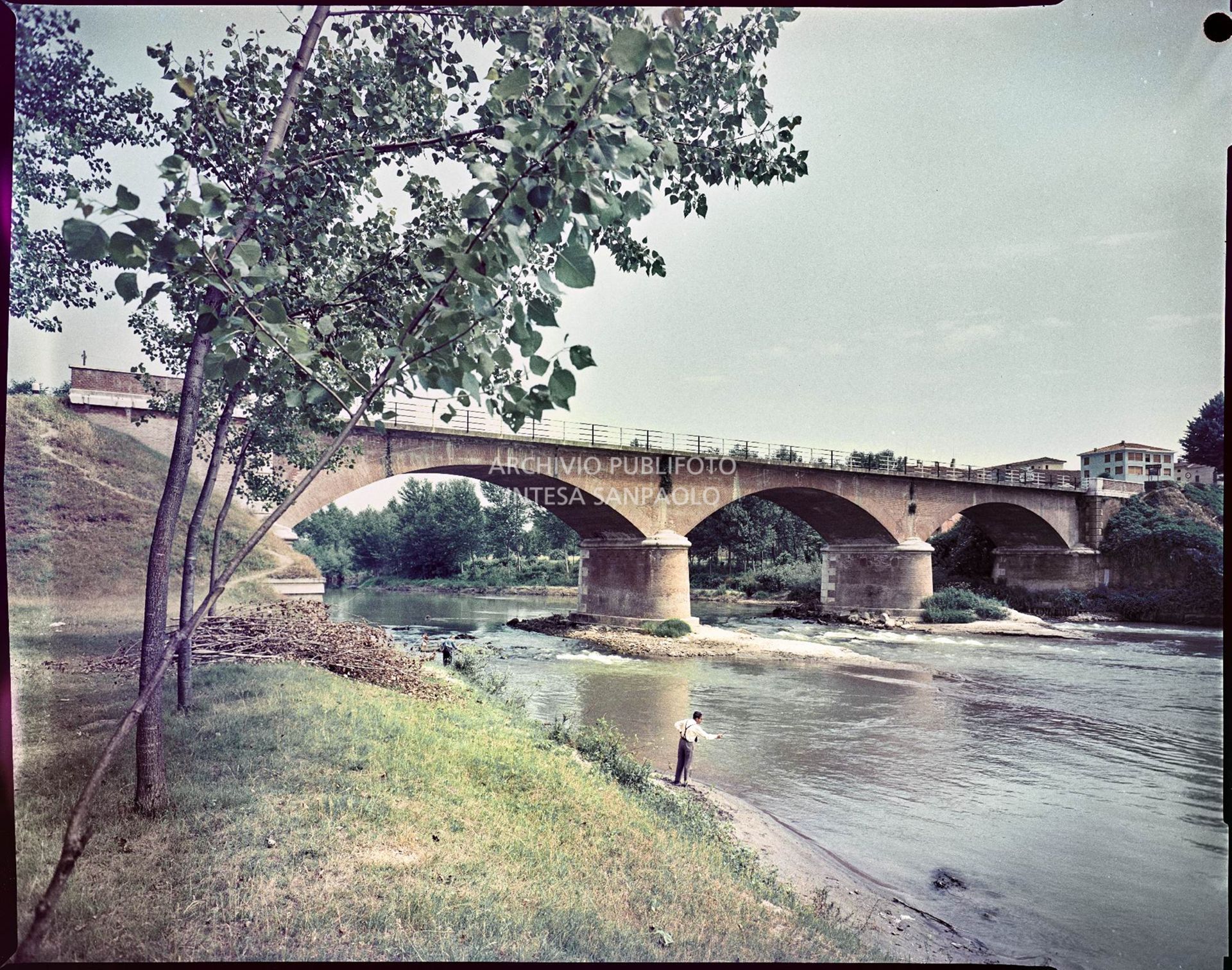 Ponte su un fiume non identificato. Sulla riva un uomo con in mano un bastone<br>1529