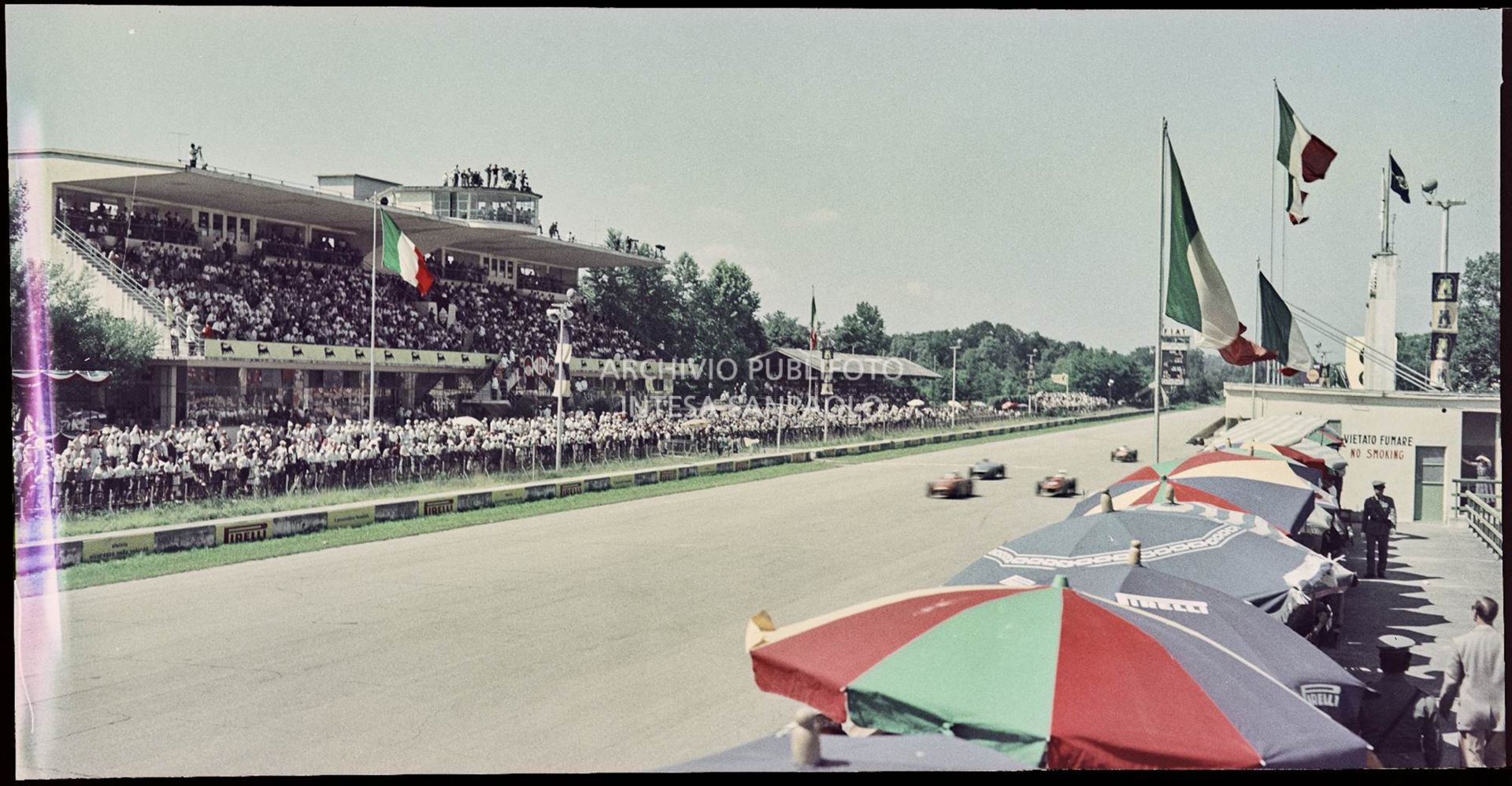 Vista sulla pista con il passaggio delle automobili e pubblico sugli spalti<br>1537