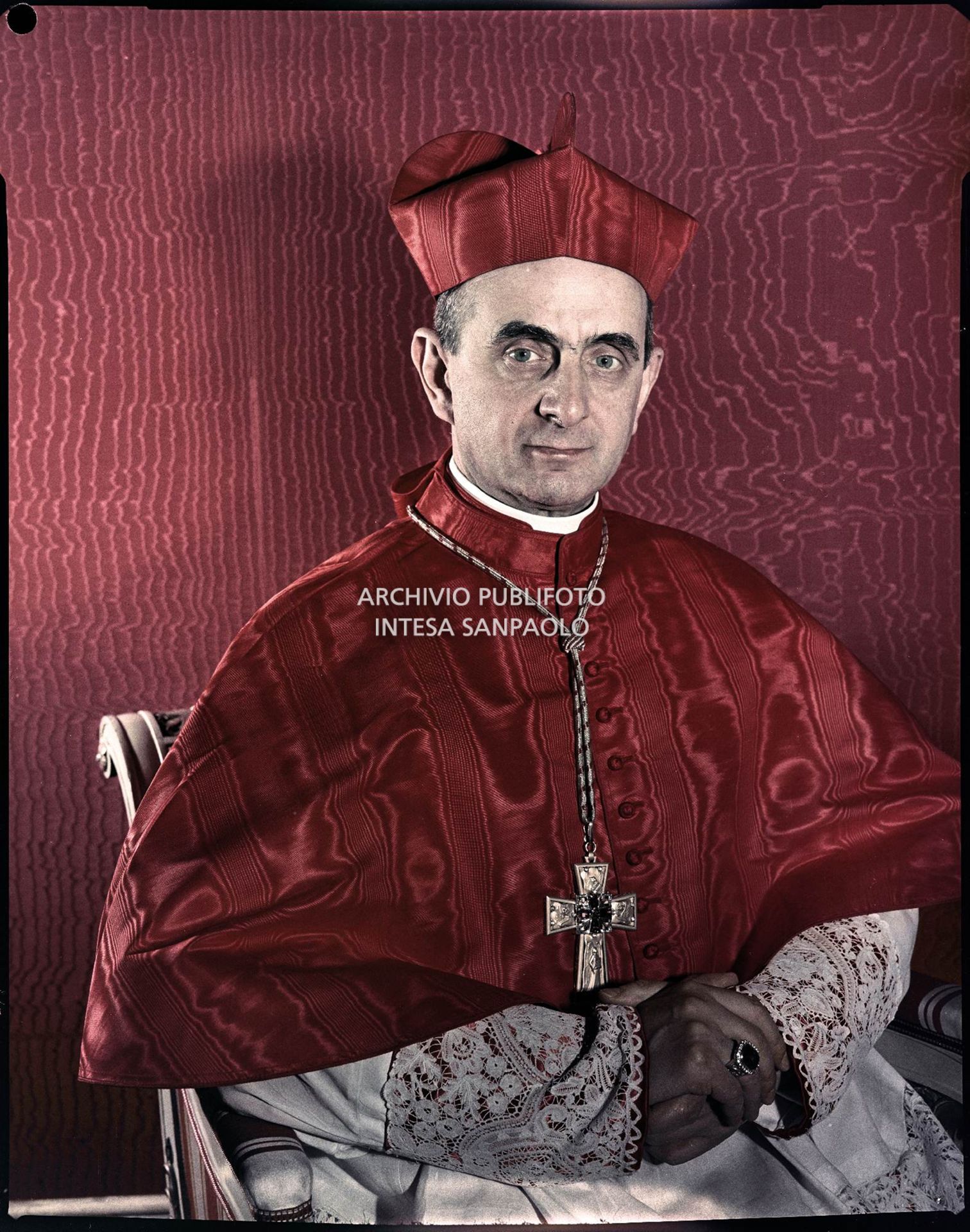 Ritratto del Cardinale Montini seduto su una sedia<br>1889