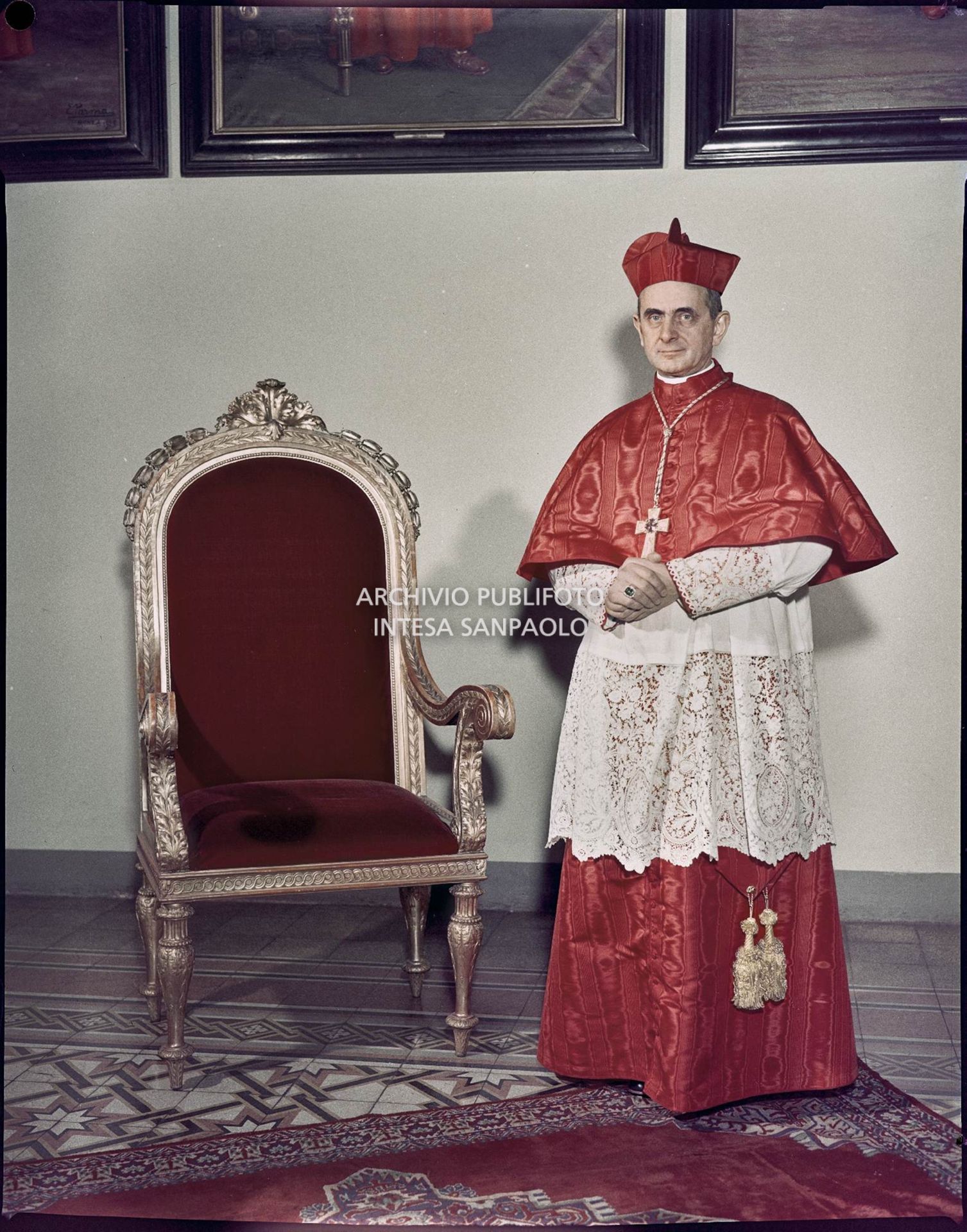 Ritratto del Cardinale Montini in piedi accanto ad una sedia<br>1890