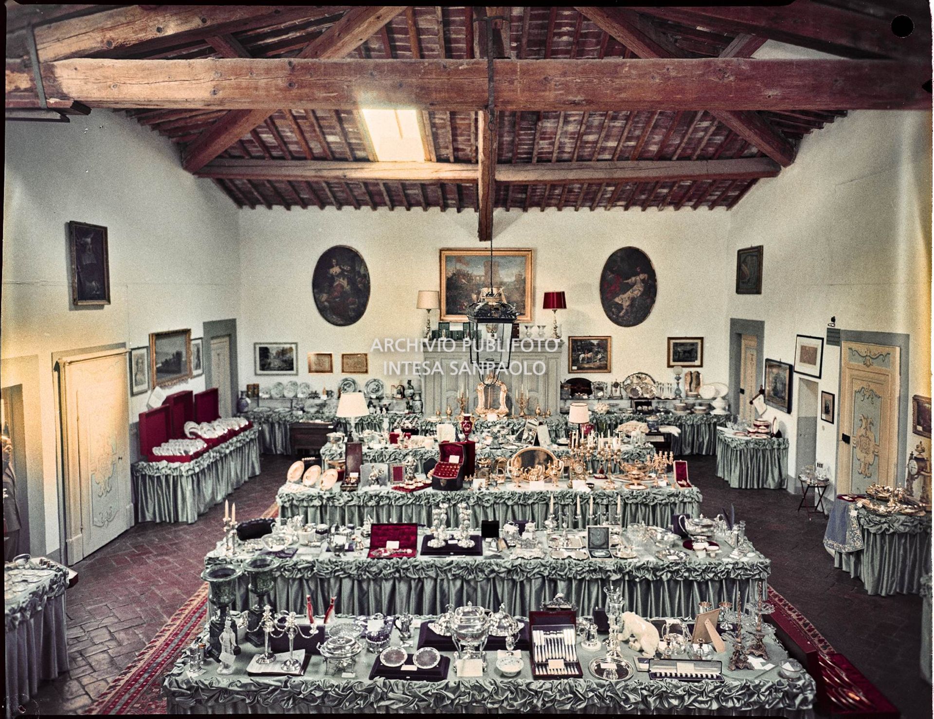 Vista dall'alto della sala in cui sono esposti i regali ricevuti in occasione delle nozze di Umberto Agnelli e Antonella Bechi Piaggio<br>2257
