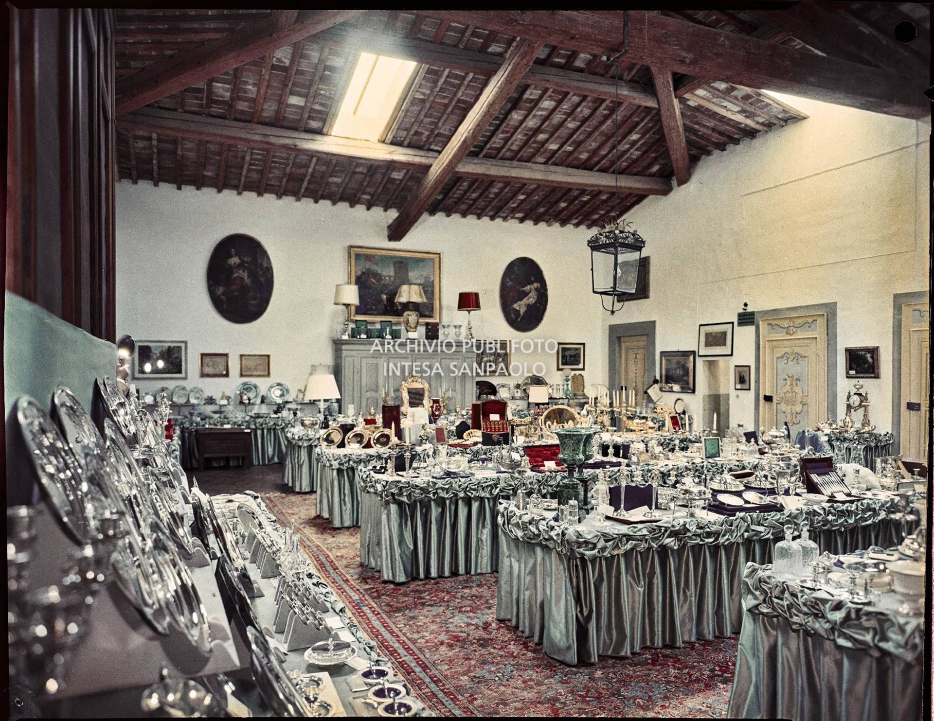 Sala in cui sono esposti i regali ricevuti in occasione delle nozze di Umberto Agnelli e Antonella Bechi Piaggio. In primo piano un servizio di piatti in argento<br>2258