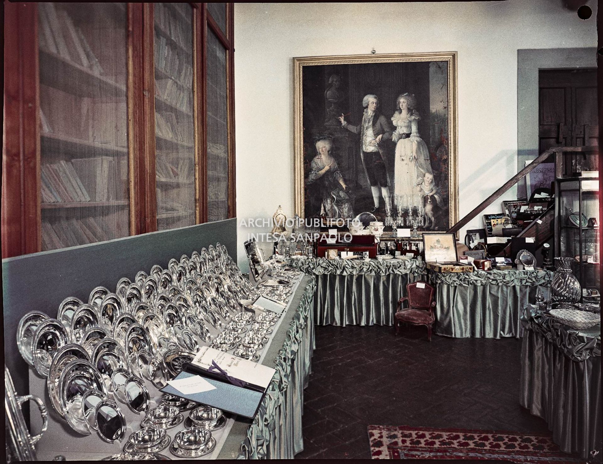 Sala in cui sono esposti i regali ricevuti in occasione delle nozze di Umberto Agnelli e Antonella Bechi Piaggio. Sulla desta un servizio di piatti in argento, sulla parete di fondo un quadro del Settecento<br>2259