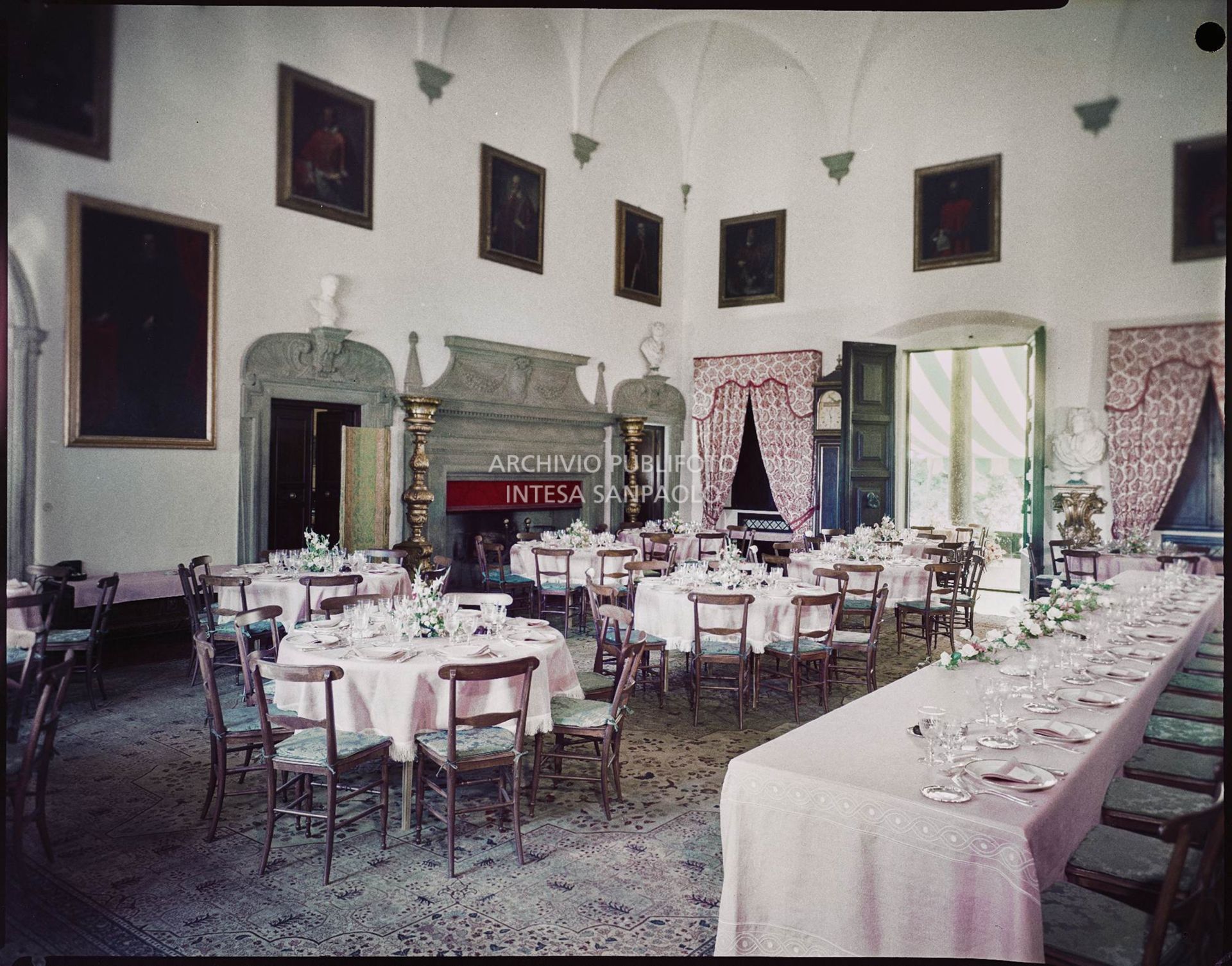Allestimento per il ricevimento del matrimonio tra Umberto Agnelli e Antonella Bechi Piaggio con tavoli e sedie all'interno di una sala della villa<br>2261