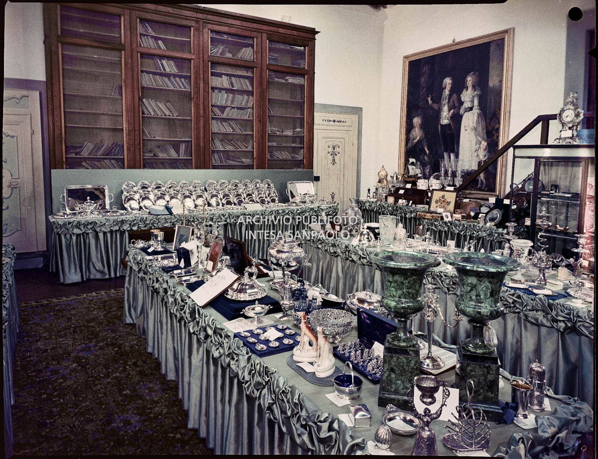Sala in cui sono esposti i regali ricevuti in occasione delle nozze di Umberto Agnelli e Antonella Bechi Piaggio. In primo piano sue vasi in marmo ed oggetti vari, sullo sfondo un quadro del Settecento<br>2263