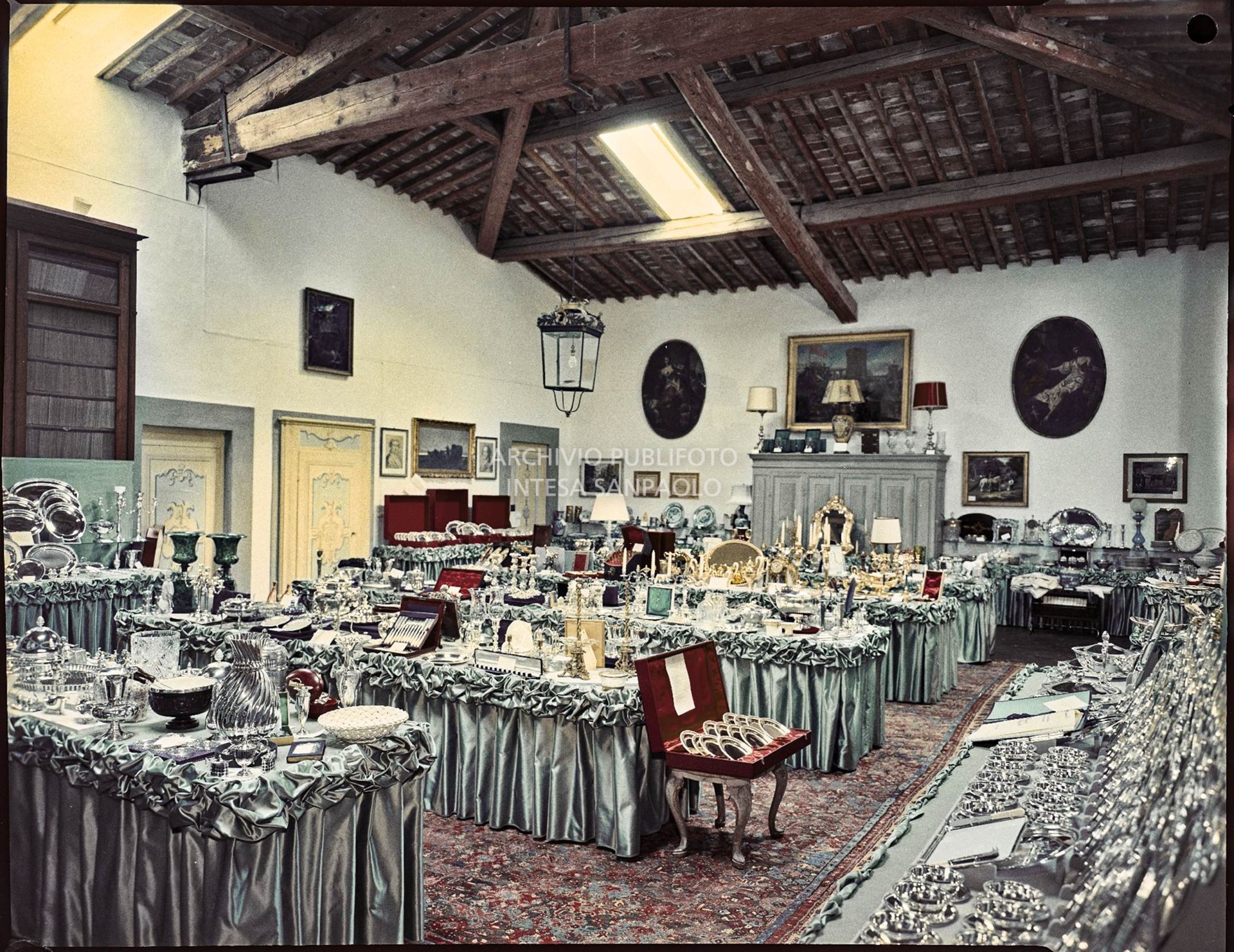 Sala in cui sono esposti i regali ricevuti in occasione delle nozze tra Umberto Agnelli e Antonella Bechi Piaggio<br>2266