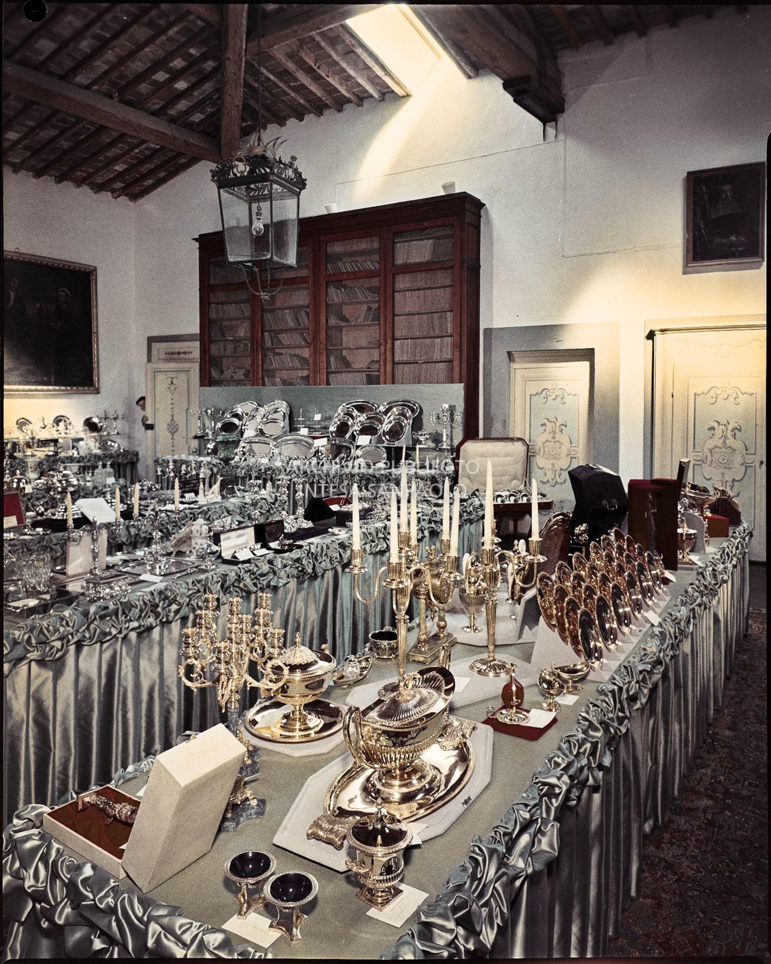 Sala in cui sono esposti i regali ricevuti in occasione delle tra Umberto Agnelli e Antonella Bechi Piaggio. In primo piano è visibile un servizio e dei candelabri in oro<br>2268