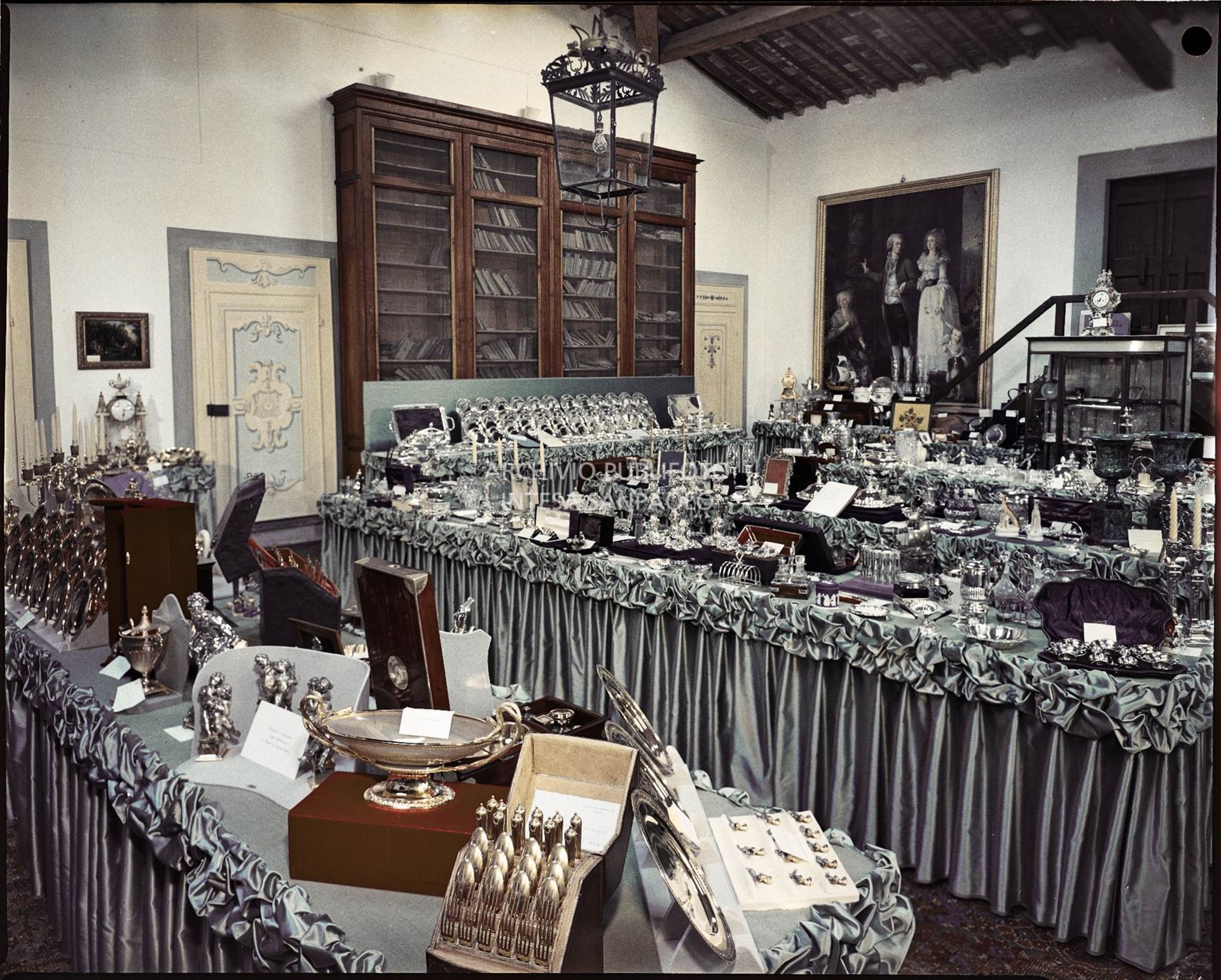 Sala in cui sono esposti i regali ricevuti in occasione delle nozze tra Umberto Agnelli e Antonella Bechi Piaggio<br>2269