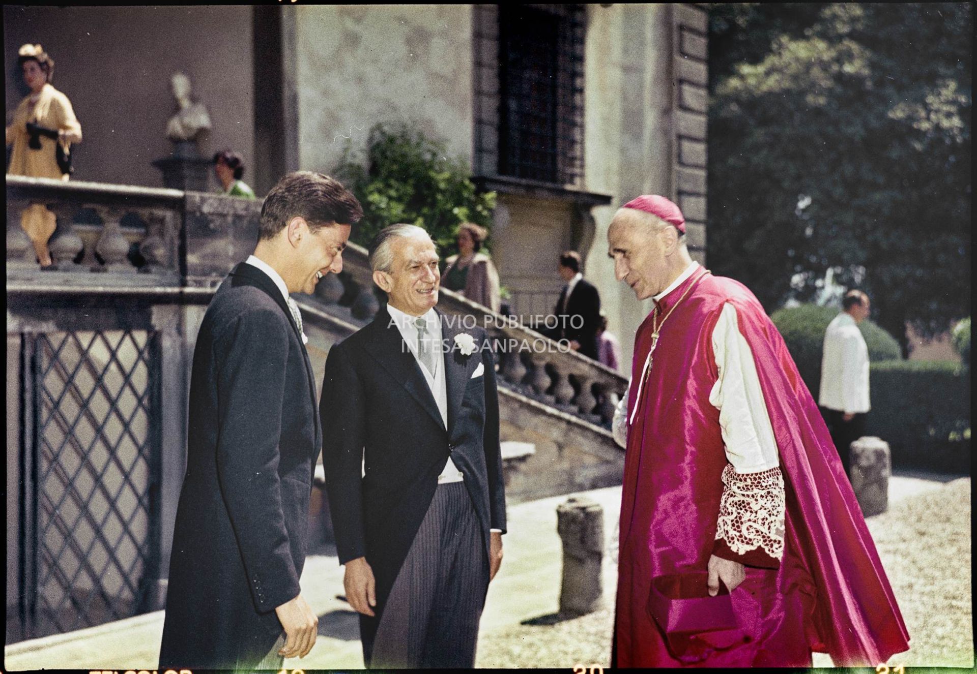 Umberto Agnelli, Enrico Piaggio ed il Cardinale in conversazione all'esterno della villa. Sullo sfondo alcuni invitati al matrimonio<br>2289