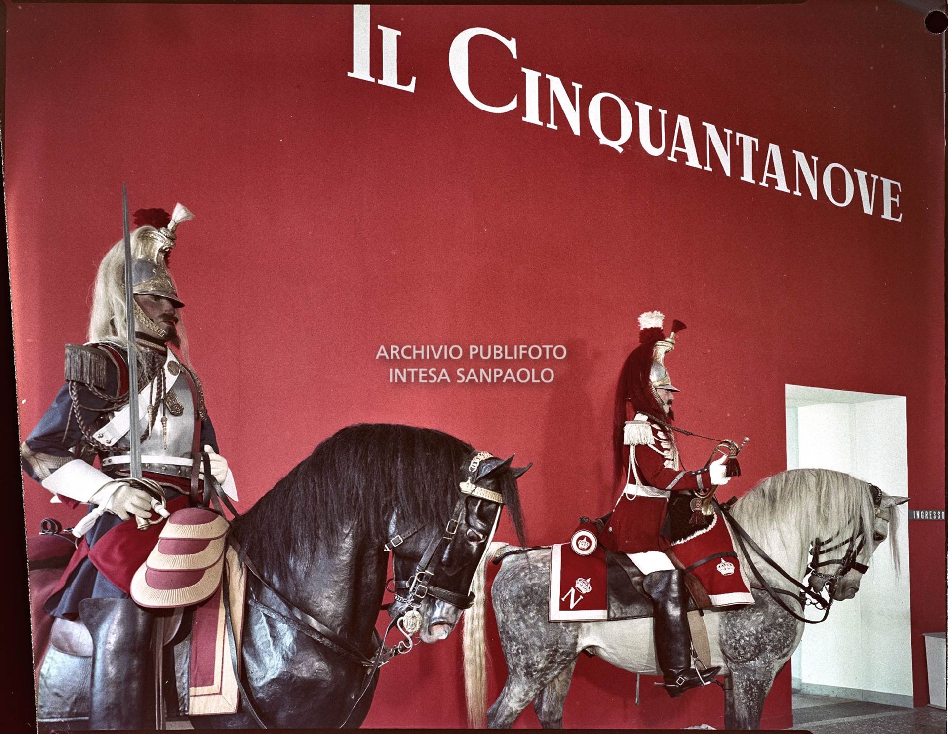 Ingresso della mostra "Il Cinquantanove" a Palazzo Reale di Milano con le riproduzioni di due cavalieri con le insegne di Napoleone III<br>2319