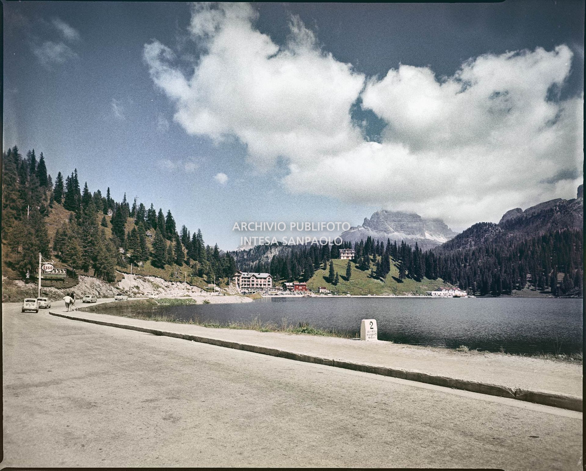 Strada di montagna che affianca il lago di Misurina, sullo sfondo un distributore Esso, l'Istituto Pio XII e il gruppo del Sorapiss (Dolomiti Ampezzane)<br>2392