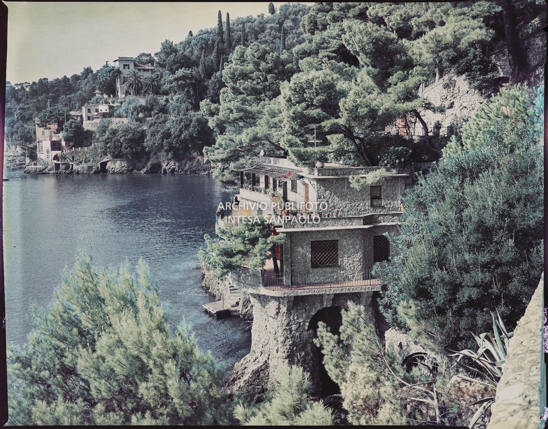 Vista della villa dalle montagne retrostanti<br>2402