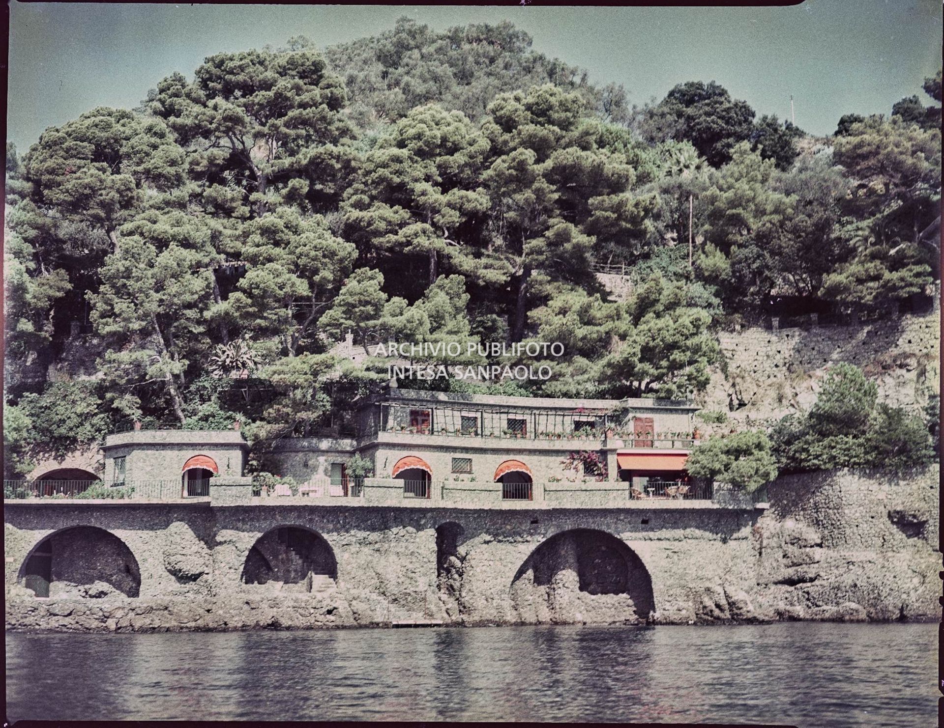 Ripresa di Villa Mondadori dal mare<br>2405