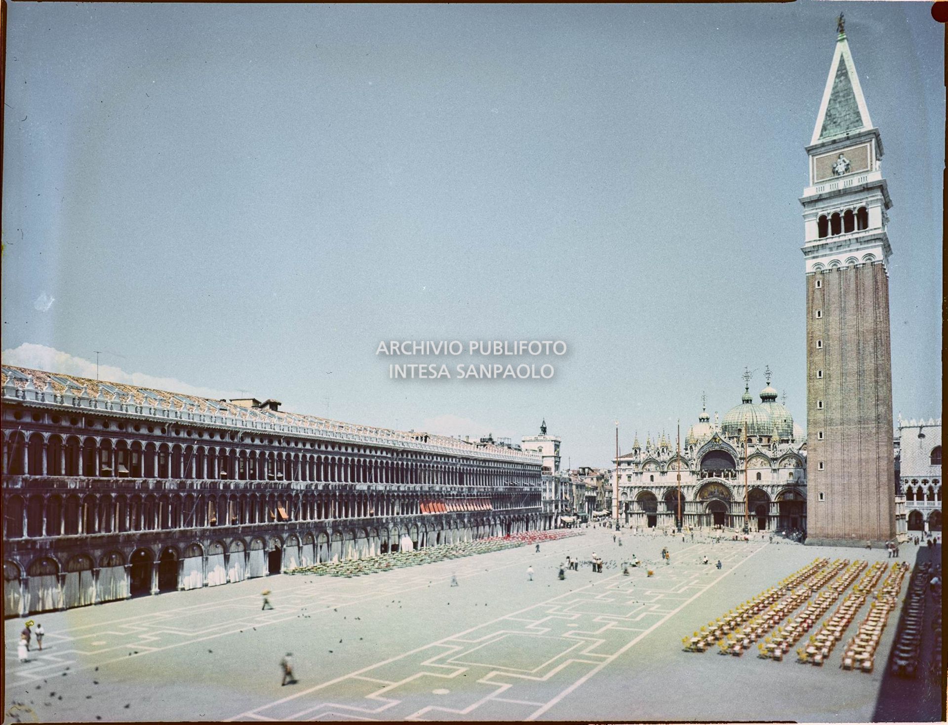 Veduta della piazza, della Basilica e del campanile di San Marco<br>301