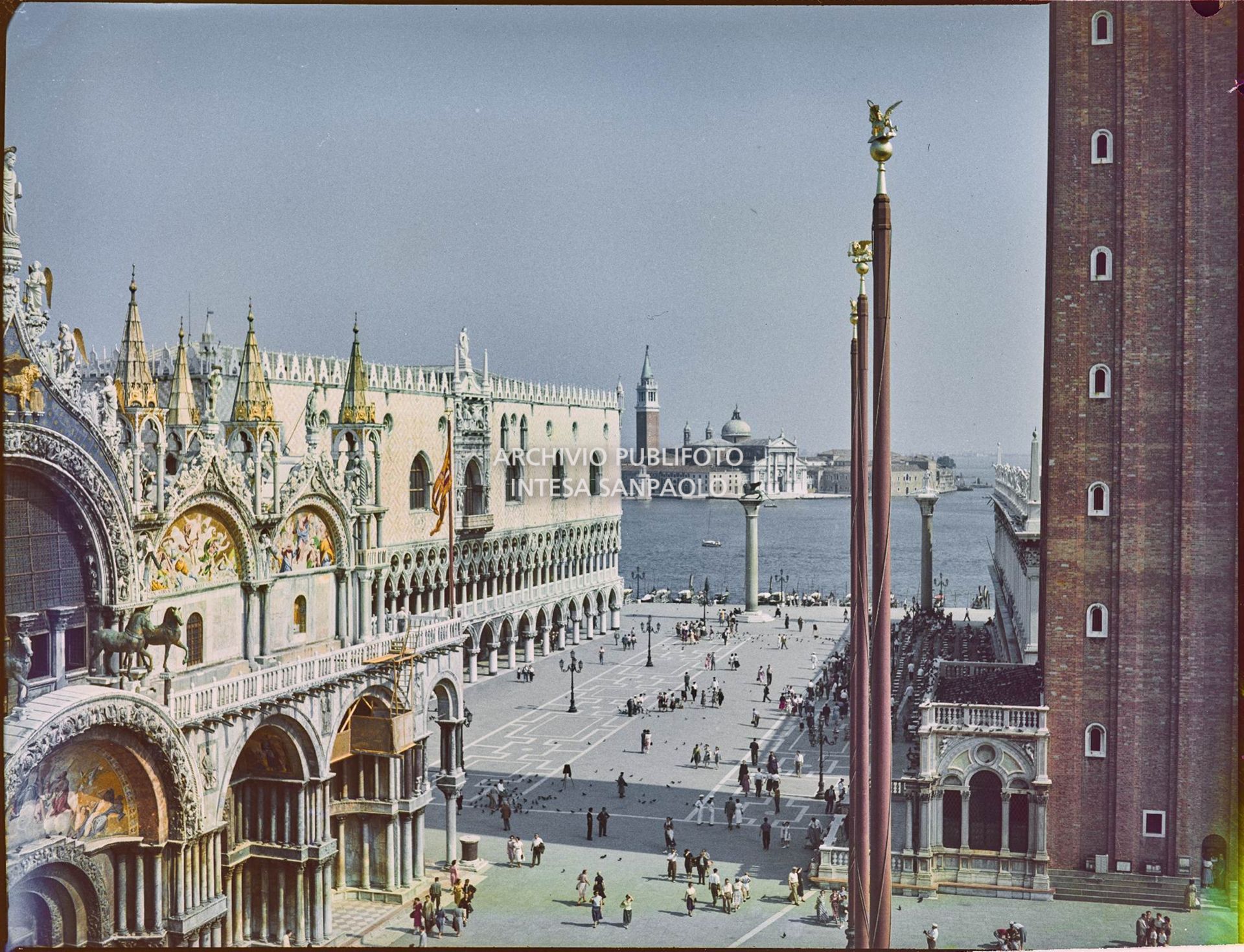 Veduta del palazzo Ducale, di parte del campanile e della Basilica di San Marco. In lontananza è visibile la laguna e la Basilica di San Giorgio Maggiore<br>302