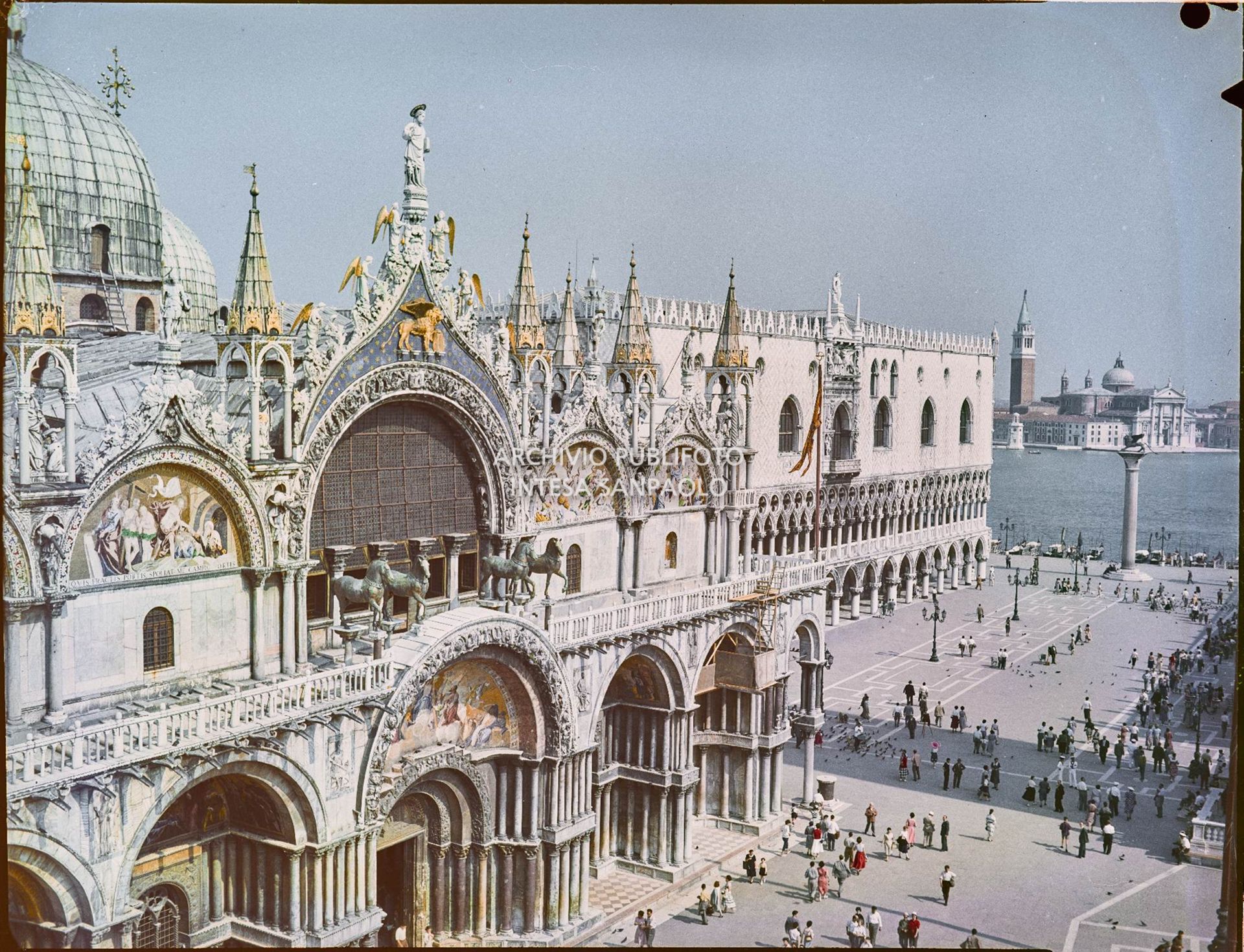 Veduta della Basilica e del campanile di San Marco. In lontananza è visibile la laguna e la Basilica di San Giorgio<br>303