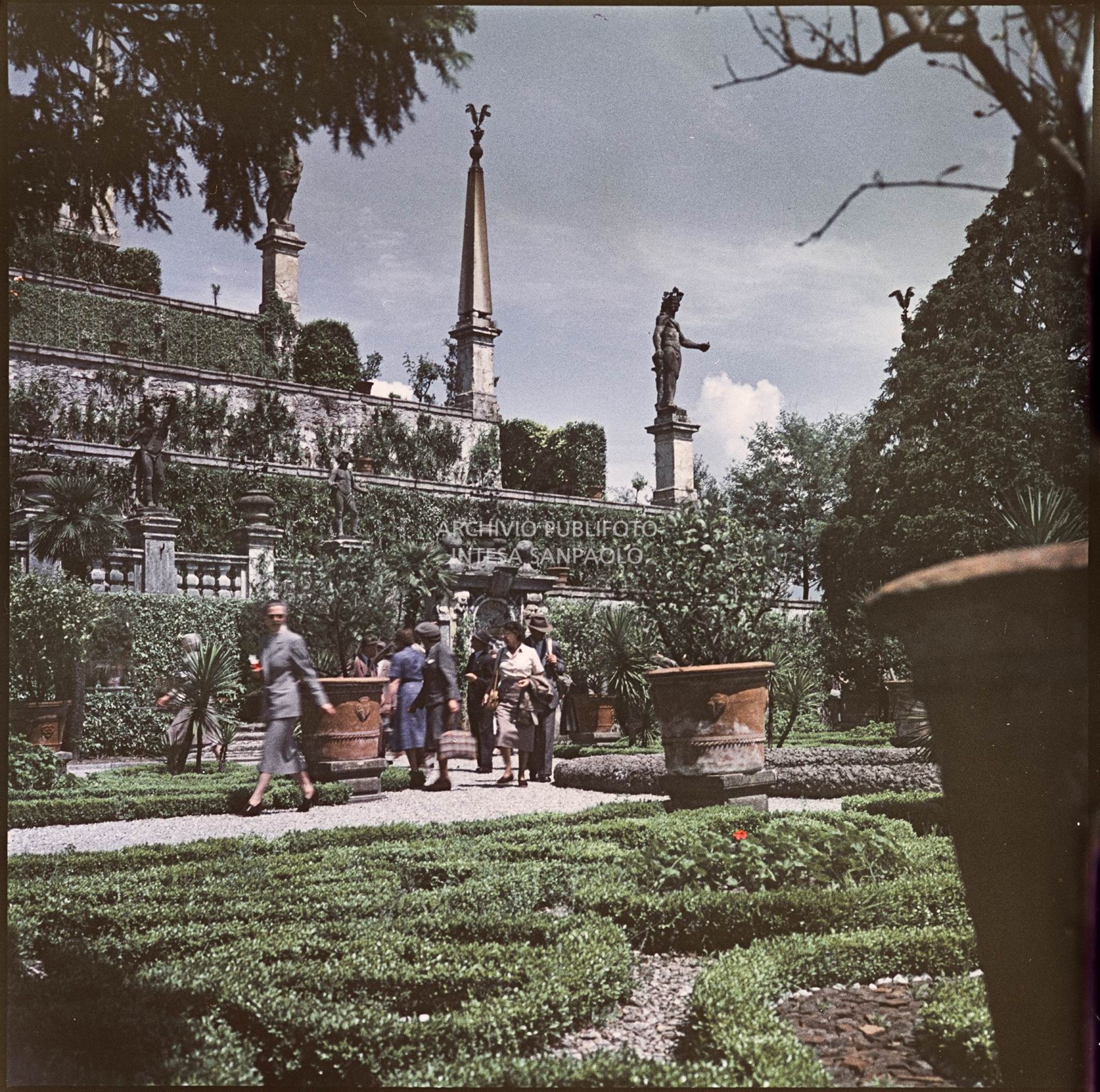 Vista del Giardino Quadro e dei giardini piramidali di Palazzo Borromeo sull'Isola Bella e visitatori<br>324