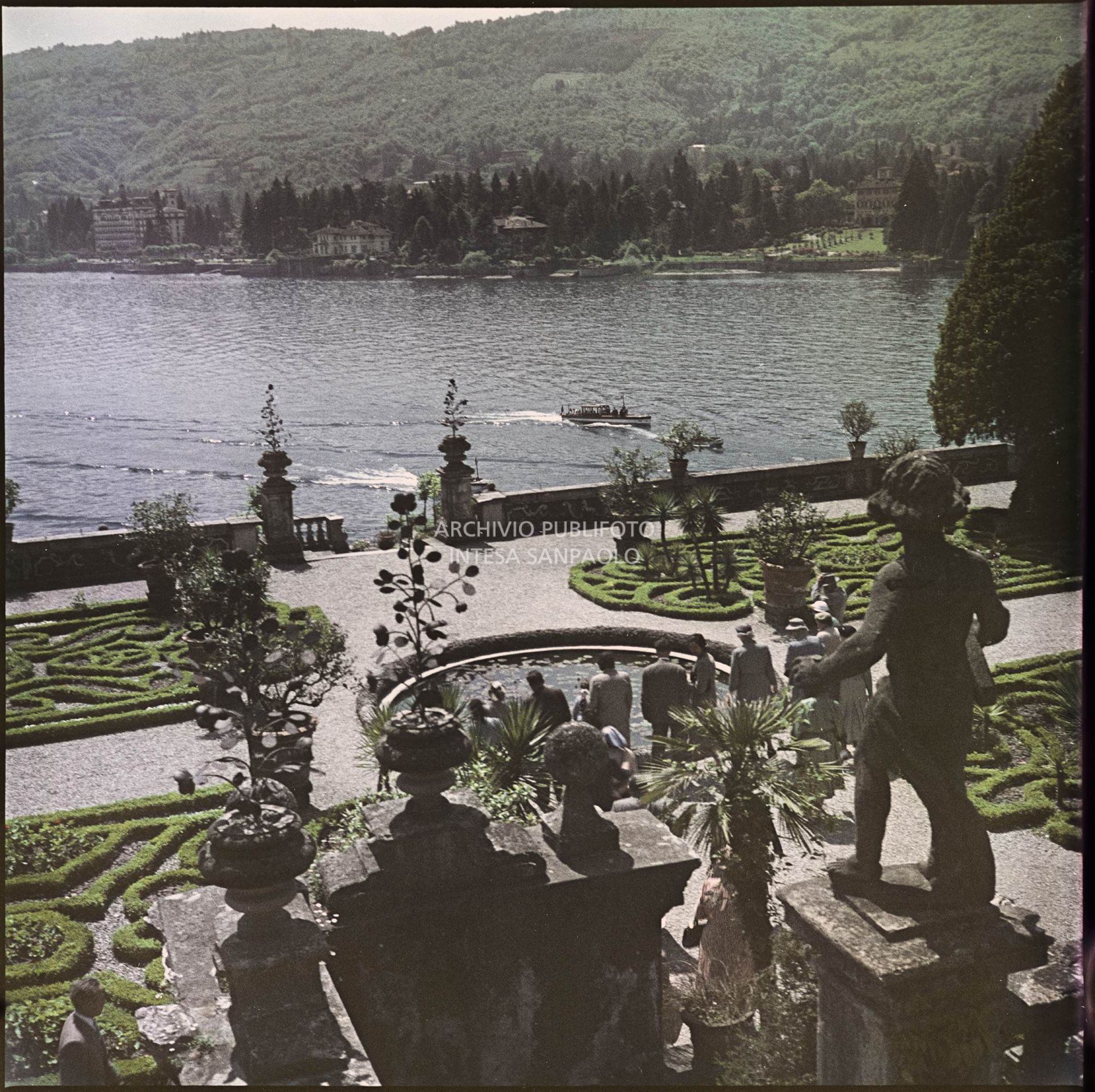Vista del lago, delle montagne e di parte del Giardino Quadro di Palazzo Borromeo sull'Isola Bella<br>327
