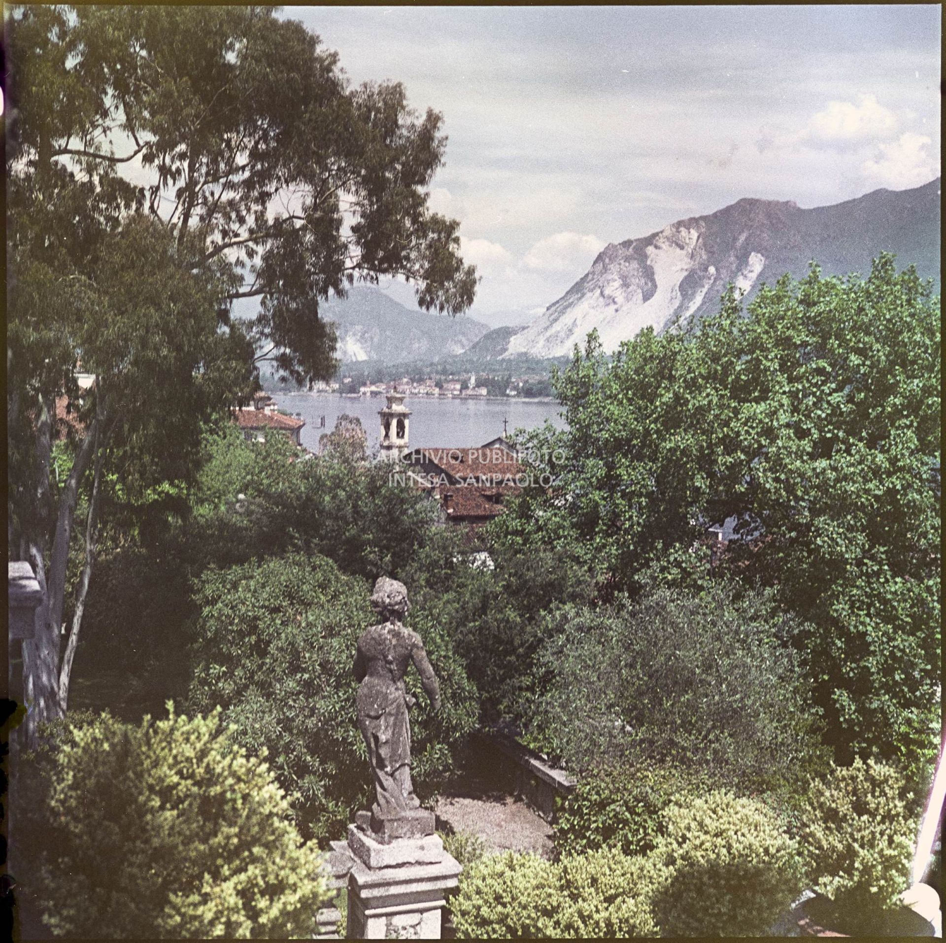 Vista delle montagne e del lago Maggiore dai giardini di Palazzo Borromeo sull'Isola Bella<br>328