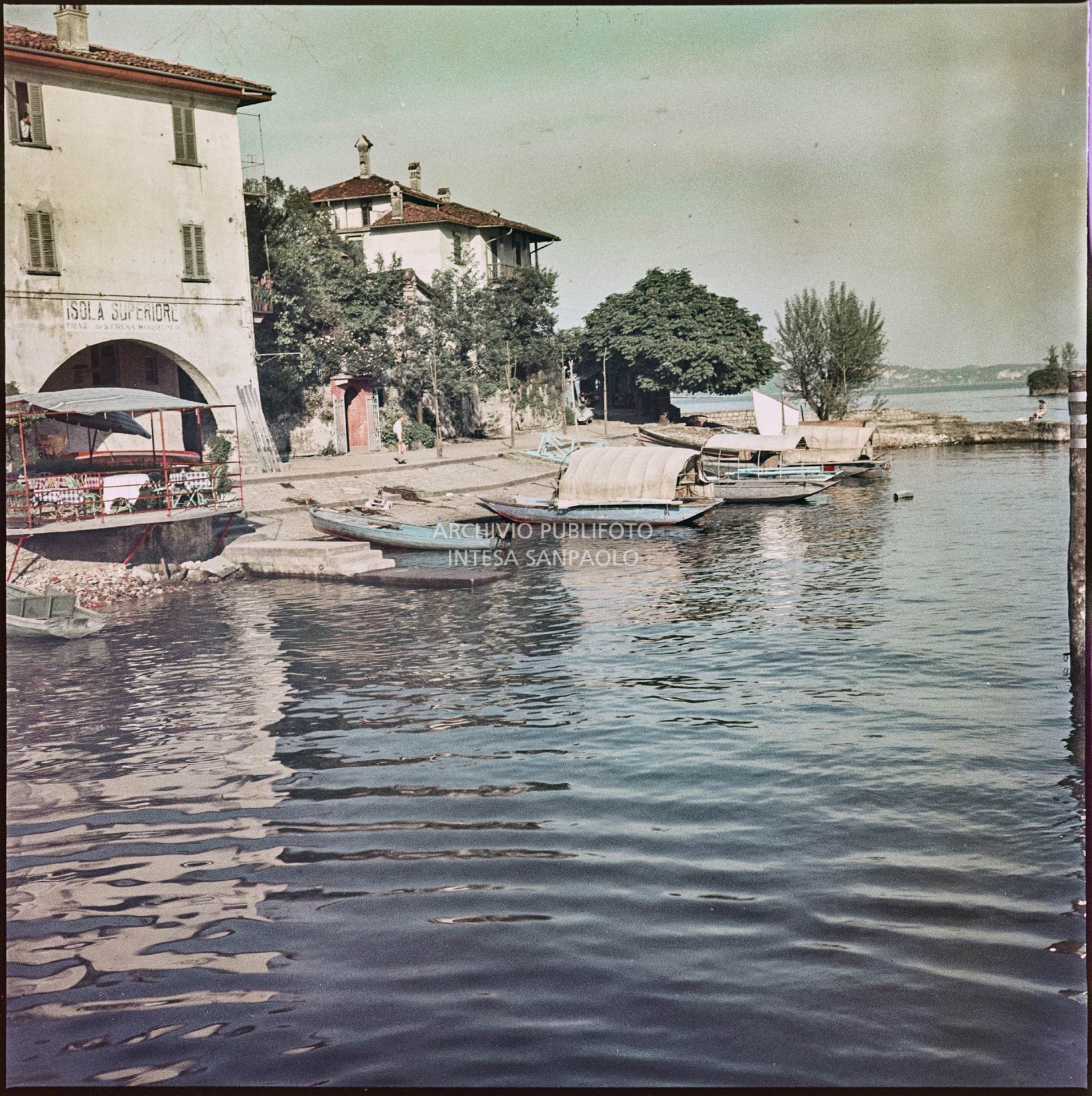 Isola dei Pescatori e barche ormeggiate viste da un'imbarcazione sul lago Maggiore<br>330