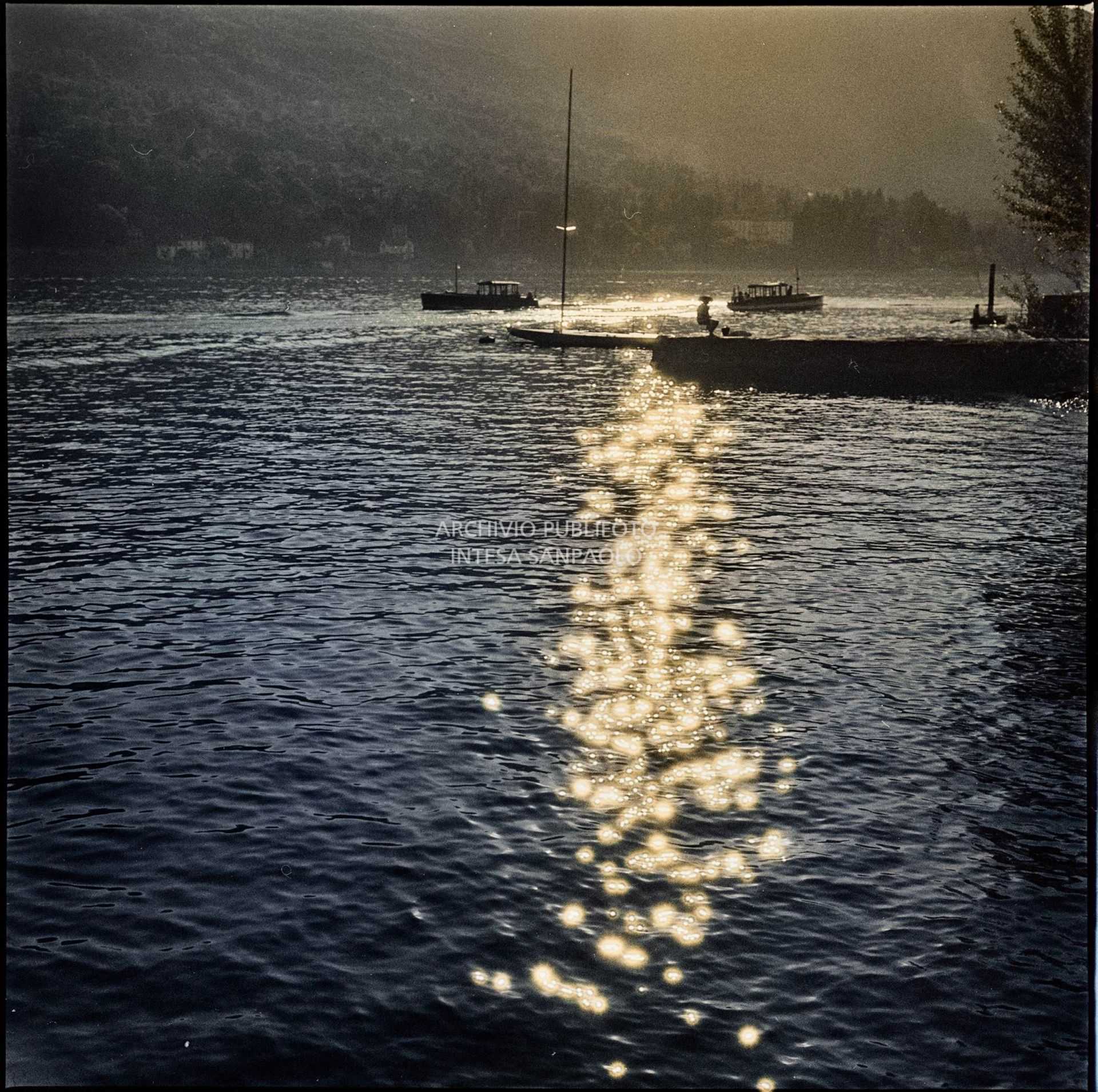 Vista di imbarcazioni sul lago Maggiore e delle montagne<br>333