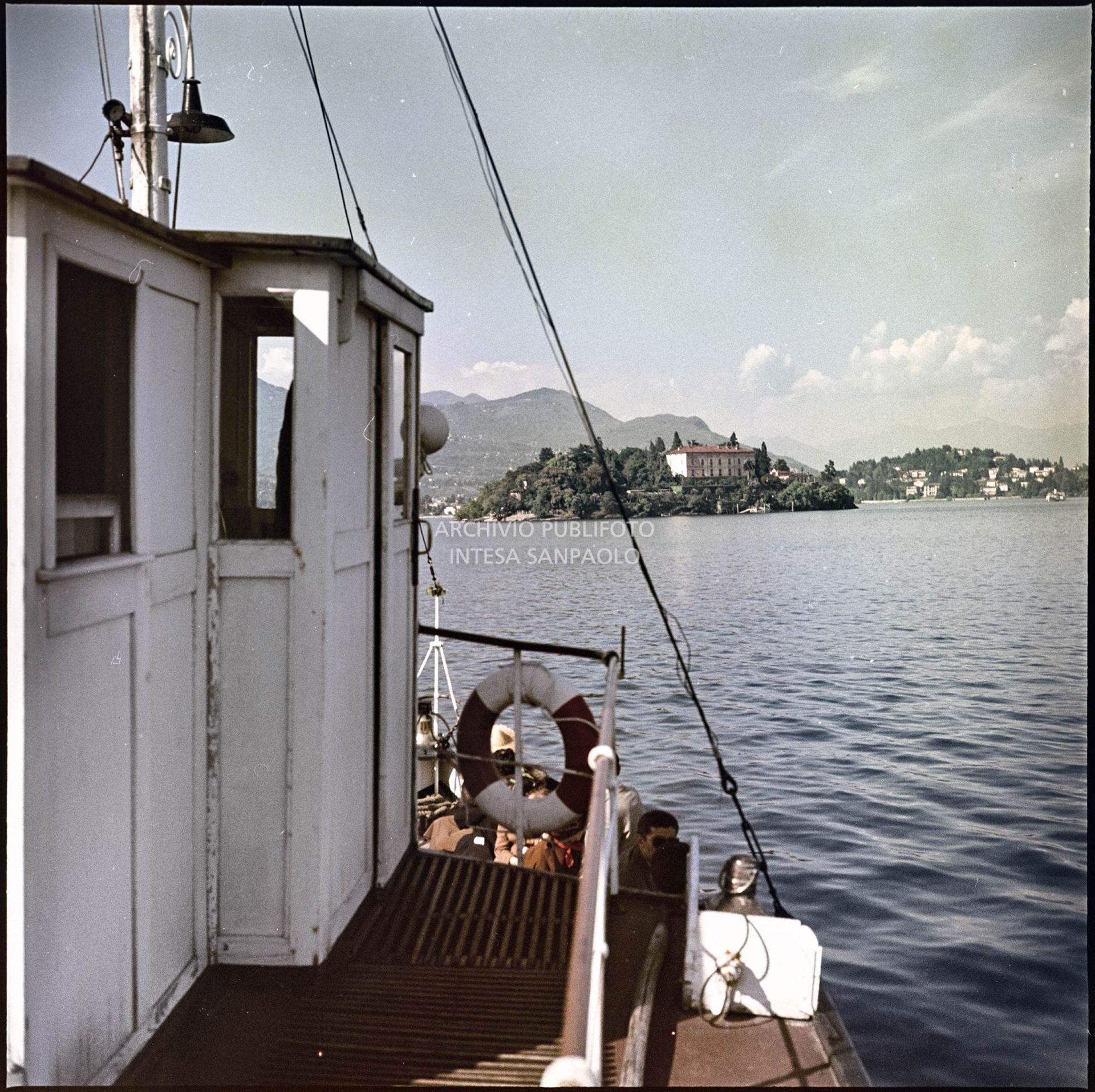Isola Madre vista da un traghetto sul lago Maggiore. In primo piano parte della cabina dell'imbarcazione<br>334