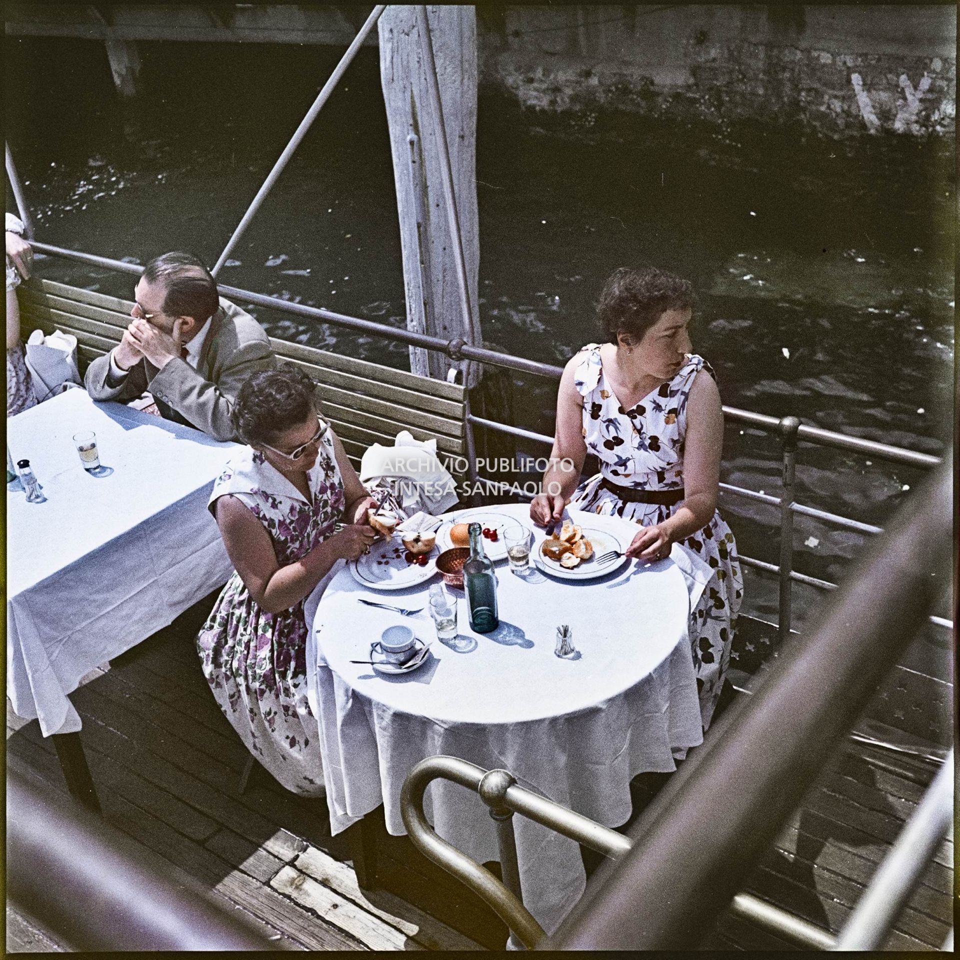 Due donne pranzano a bordo di un traghetto-ristorante sul lago<br>338