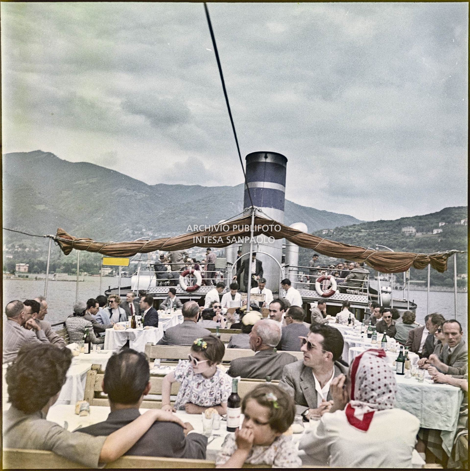 Traghetto adibito a ristorante sul lago con commensali<br>339