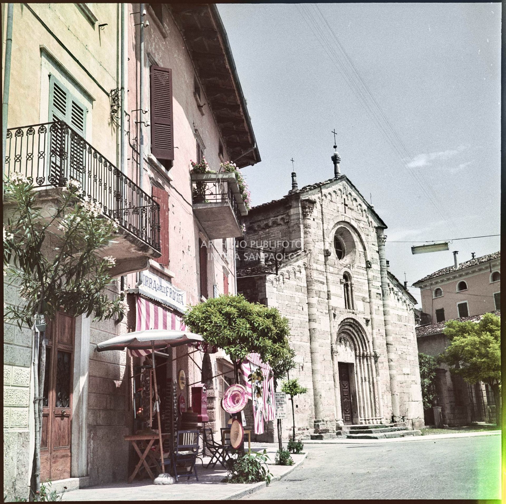 Vista su una chiesa ed un negozio di souvenir<br>343