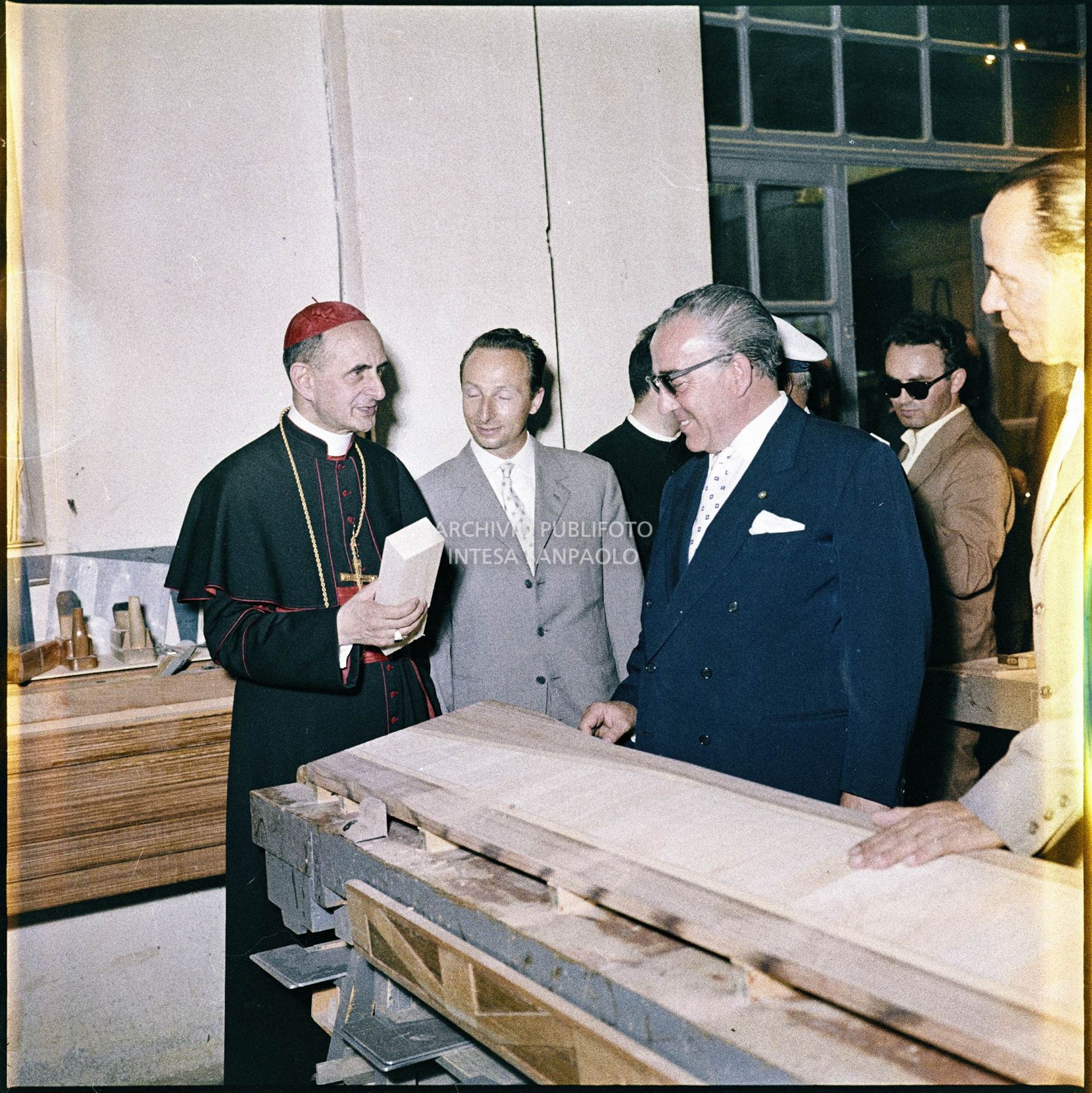 Domenico Agusta mostra il reparto falegnameria della sua azienda al cardinale Montini<br>3456