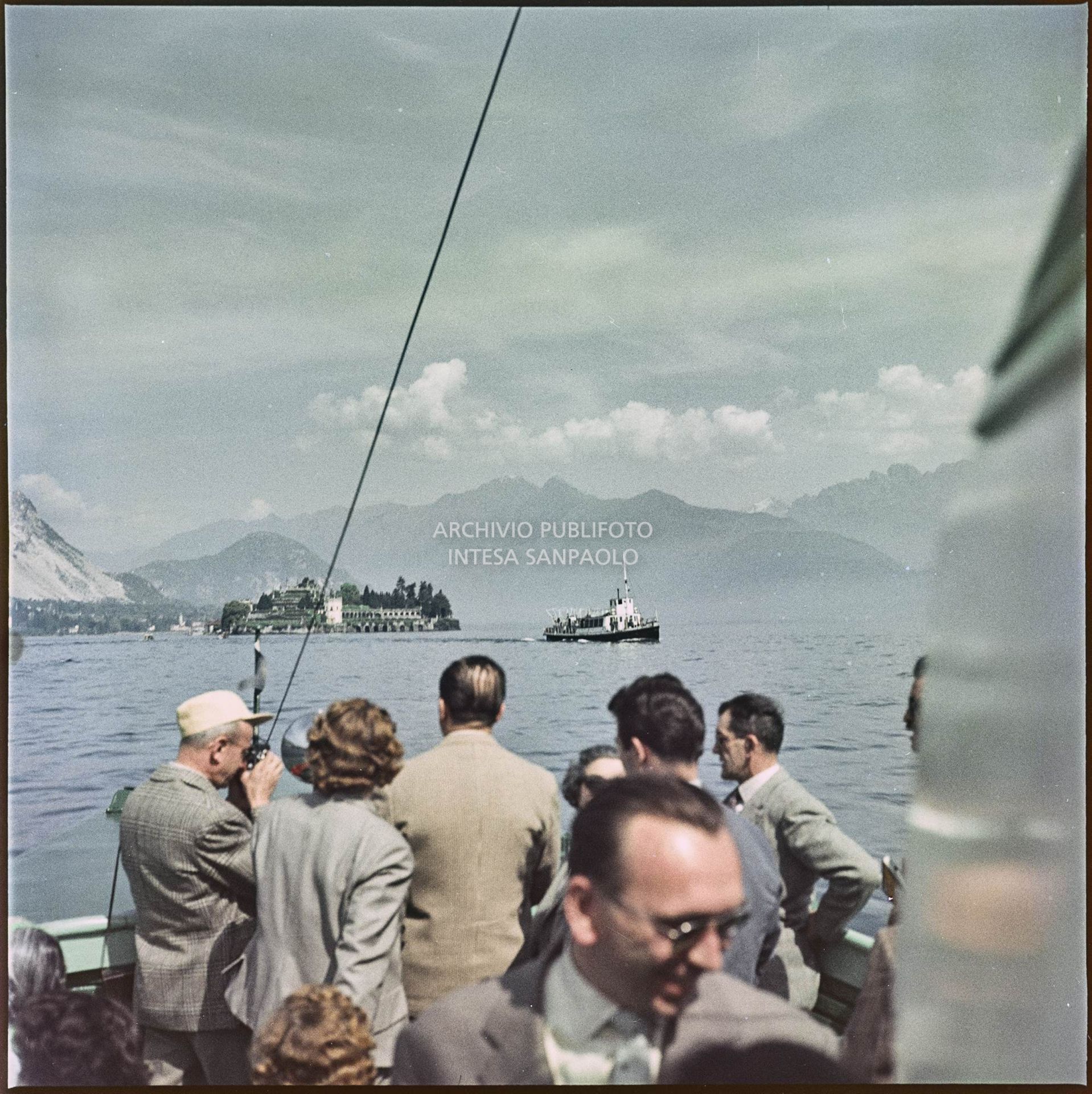 Traghetto di turisti sul lago Maggiore. In lontananza è visibile l'Isola Bella<br>348