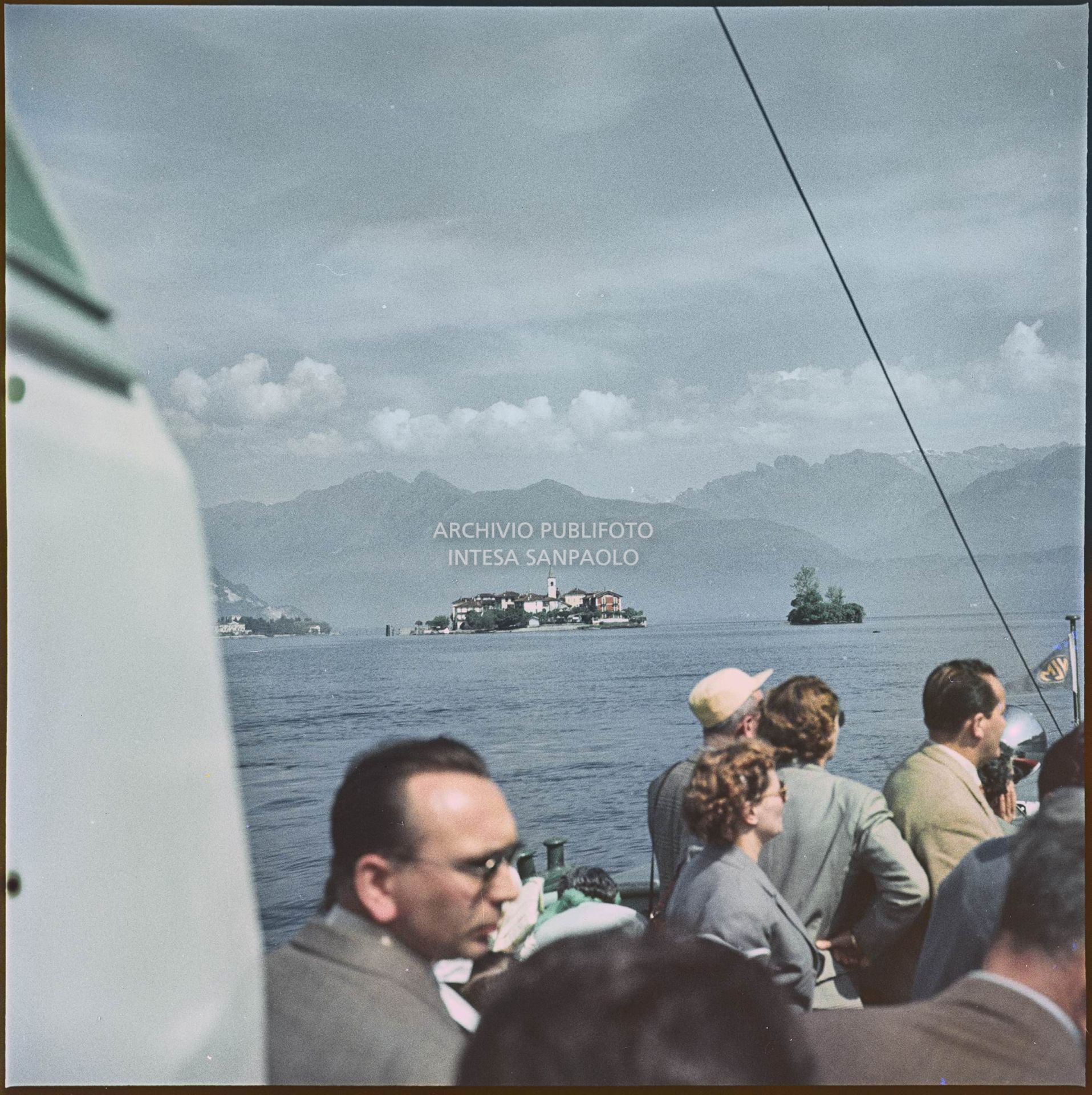 Traghetto di turisti sul lago Maggiore. In lontananza è visibile l'Isola dei Pescatori<br>349