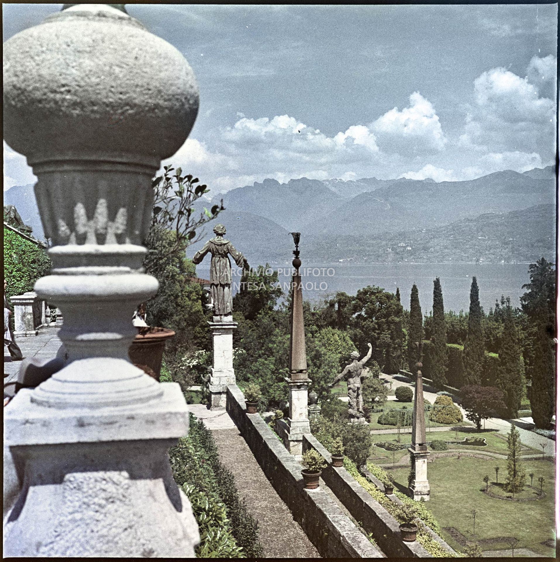 Vista del lago Maggiore e dei giardini di Palazzo Borromeo sull'Isola Bella<br>353