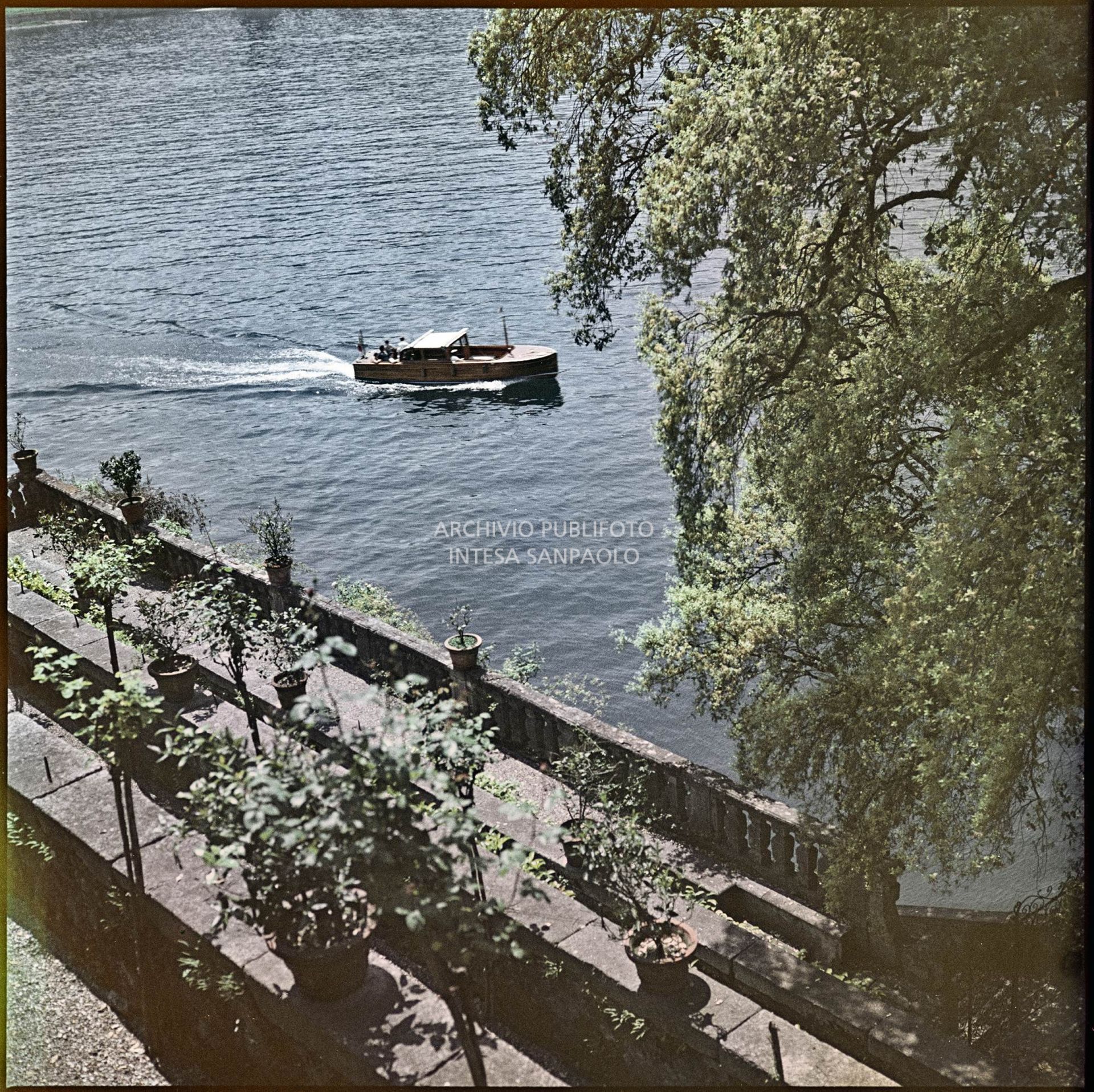 Imbarcazione sul lago Maggiore vista dall'Isola Bella<br>354