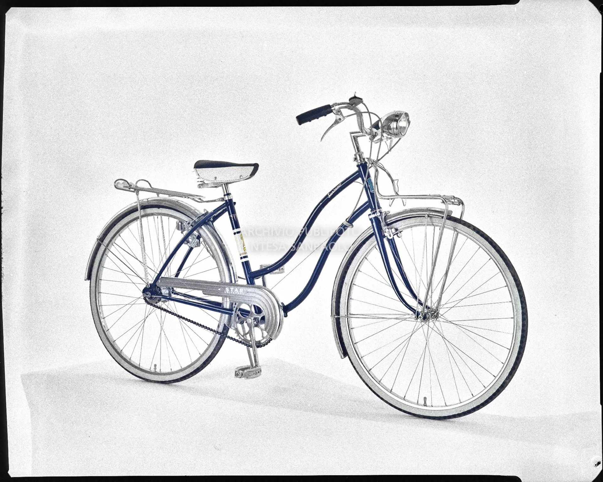 Bicicletta Bianchi da donna con faro, portapacchi e copricatena Star, modello di colore blu<br>3618