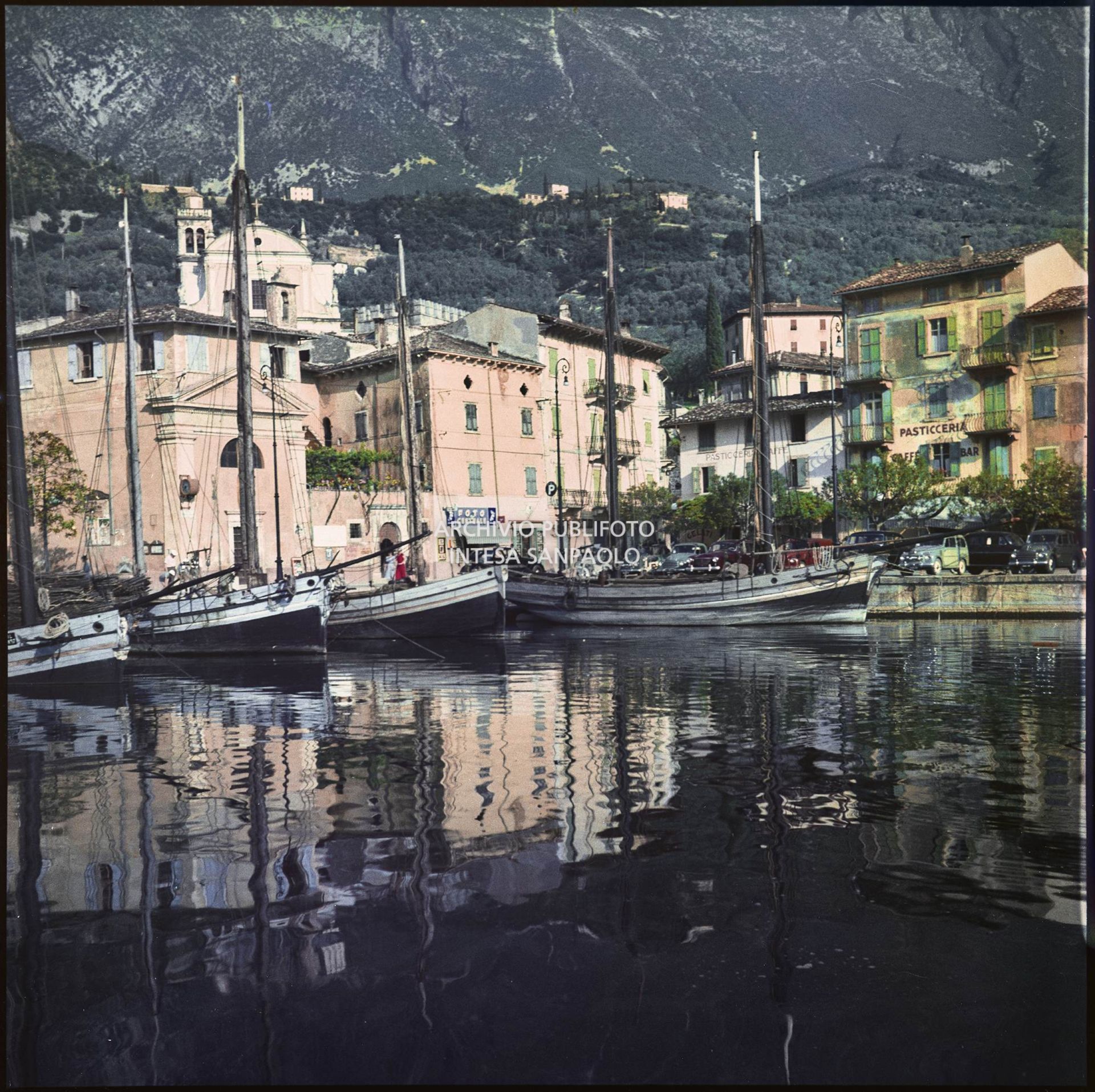 Vista sul porto di Malcesine con barche a vela, sullo sfondo la chiesa dei Santi Nicolò e Rocco<br>363