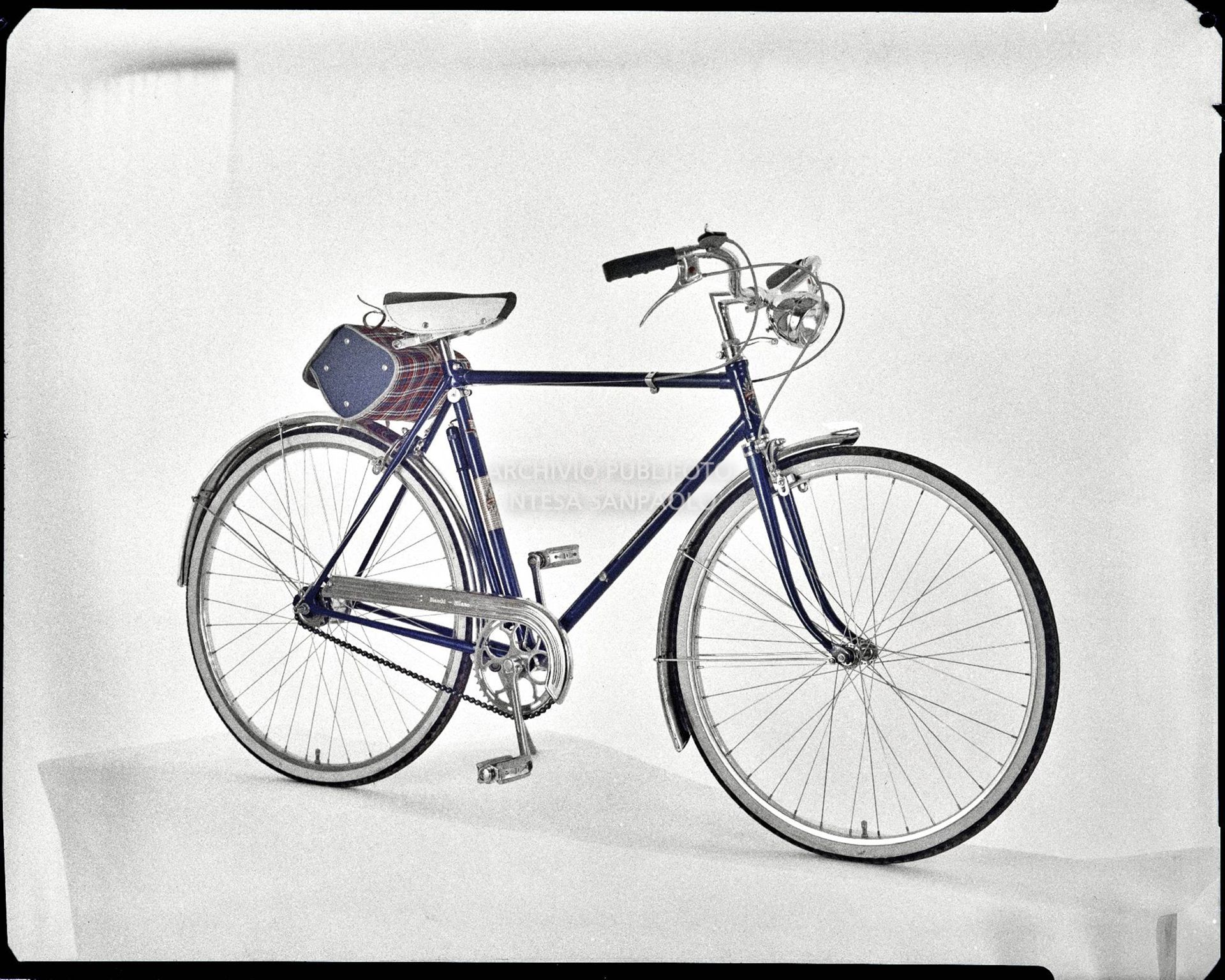 Bicicletta Bianchi da uomo di colore blu, con faro, pompa e borsa sottosella scozzese<br>3630