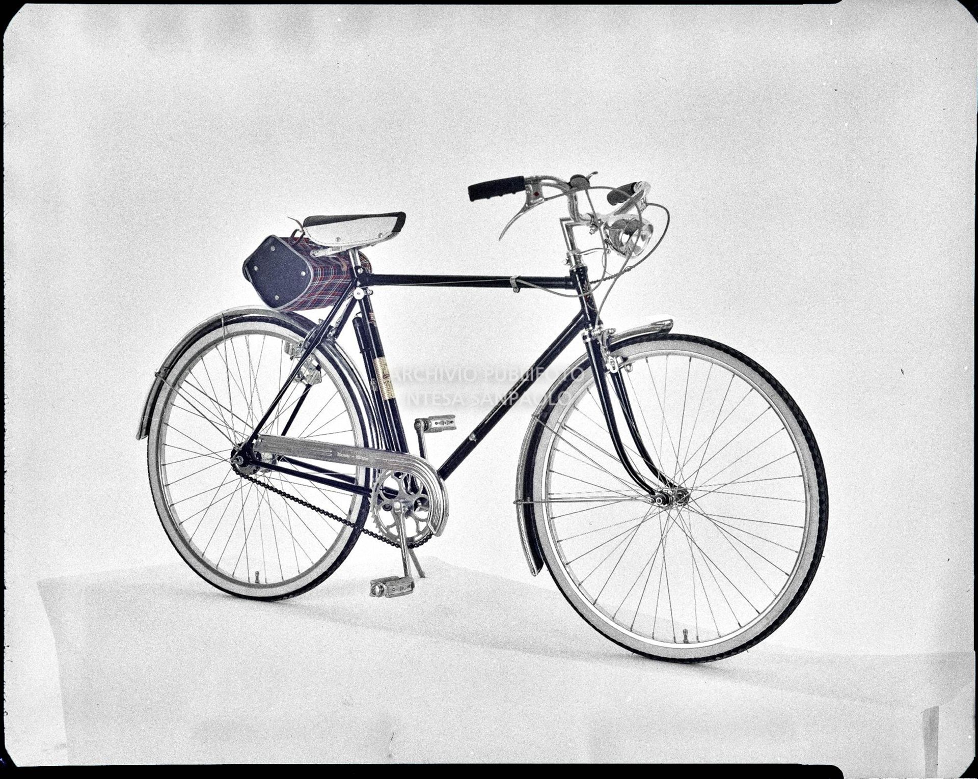 Bicicletta Bianchi da uomo di colore nero con pompa e borsa sottosella scozzese<br>3632