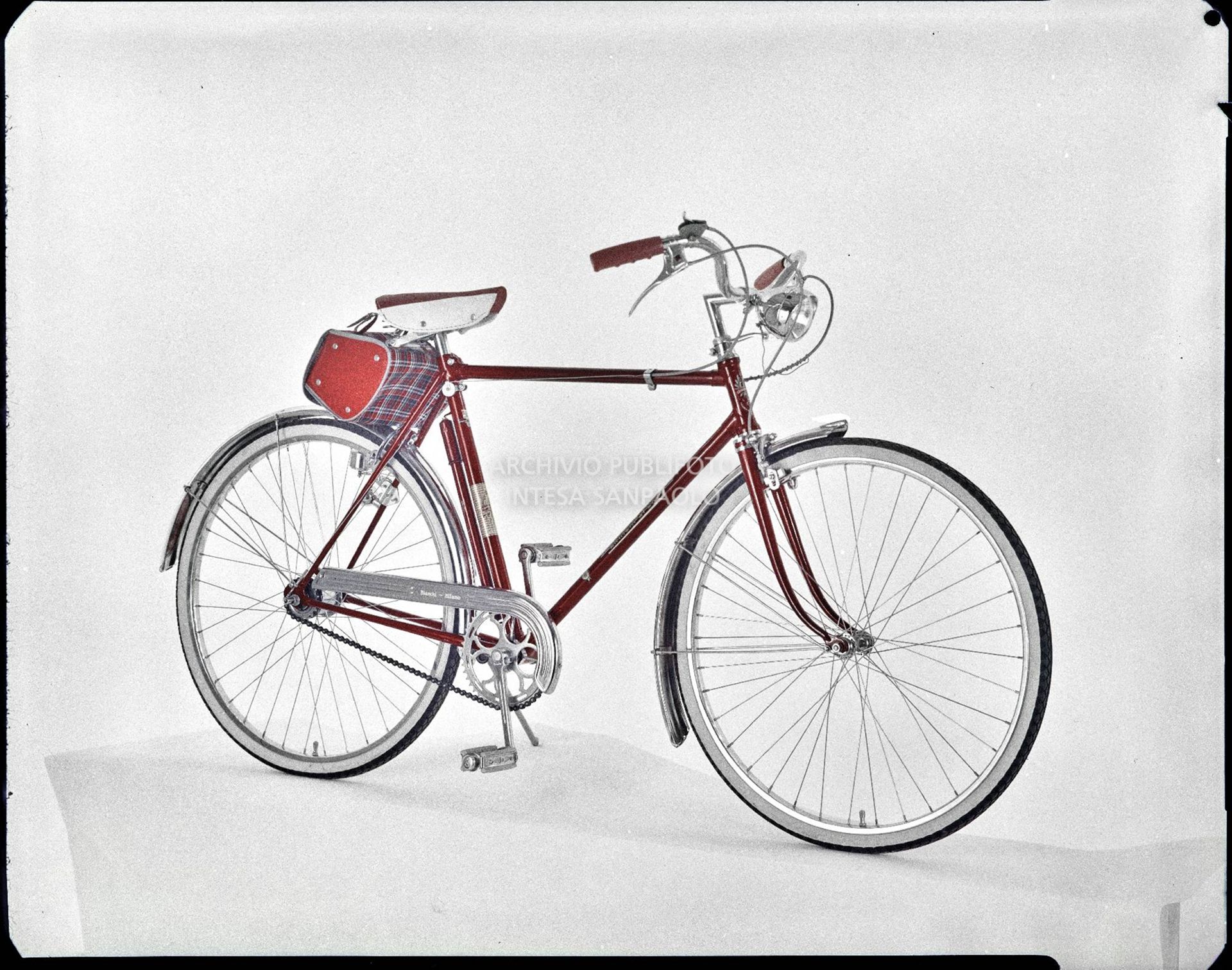 Bicicletta Bianchi da uomo di colore rosso con faro, pompa e borsa sottosella scozzese<br>3633