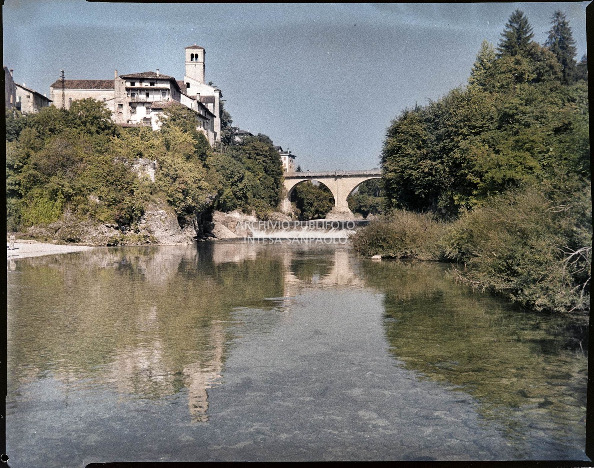 Vista sul Ponte del Diavolo a Cividale del Friuli e sul fiume Natisone<br>3648