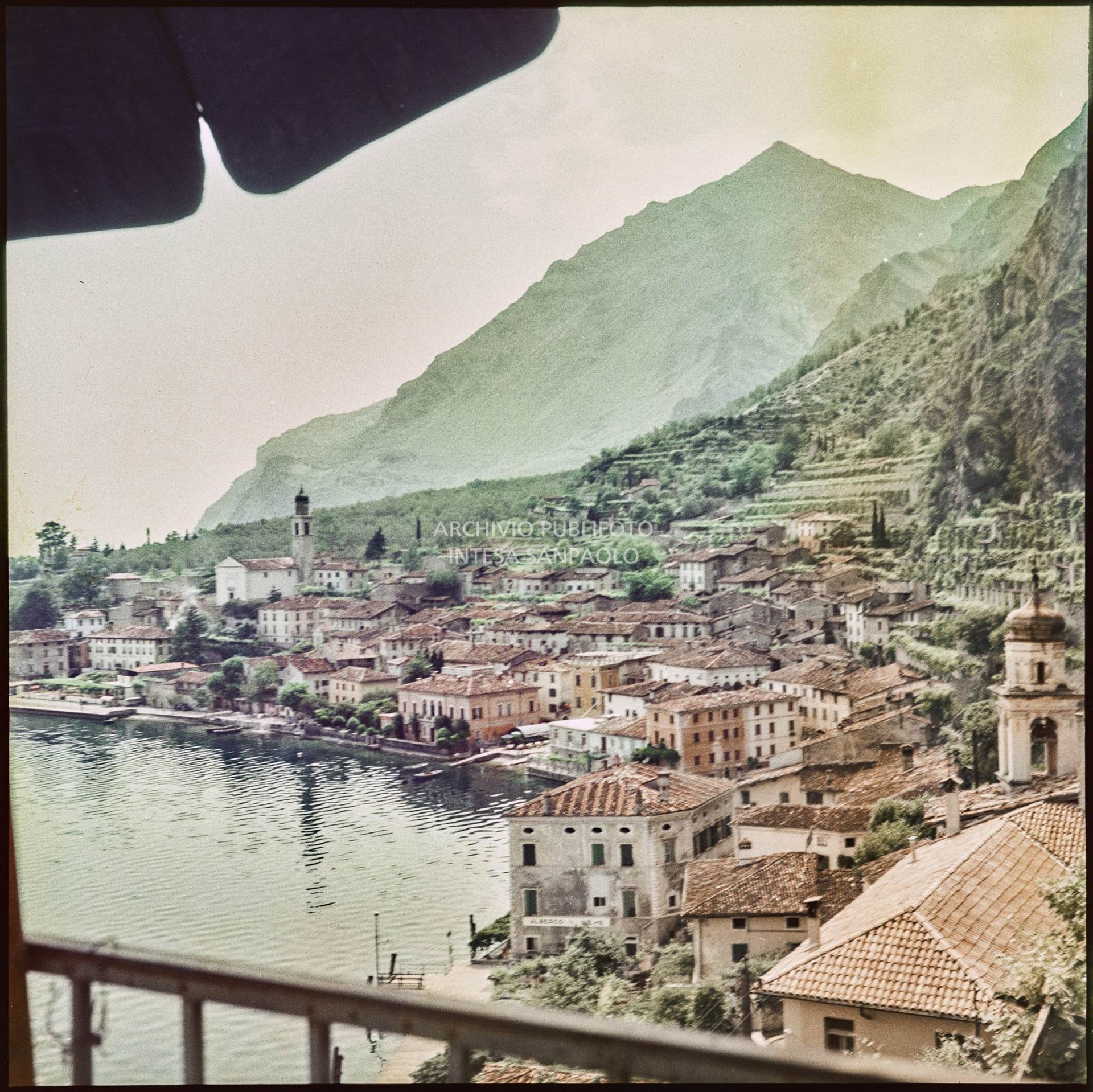 Vista da una terrazza sulle montagne, sul paese e il lago<br>372