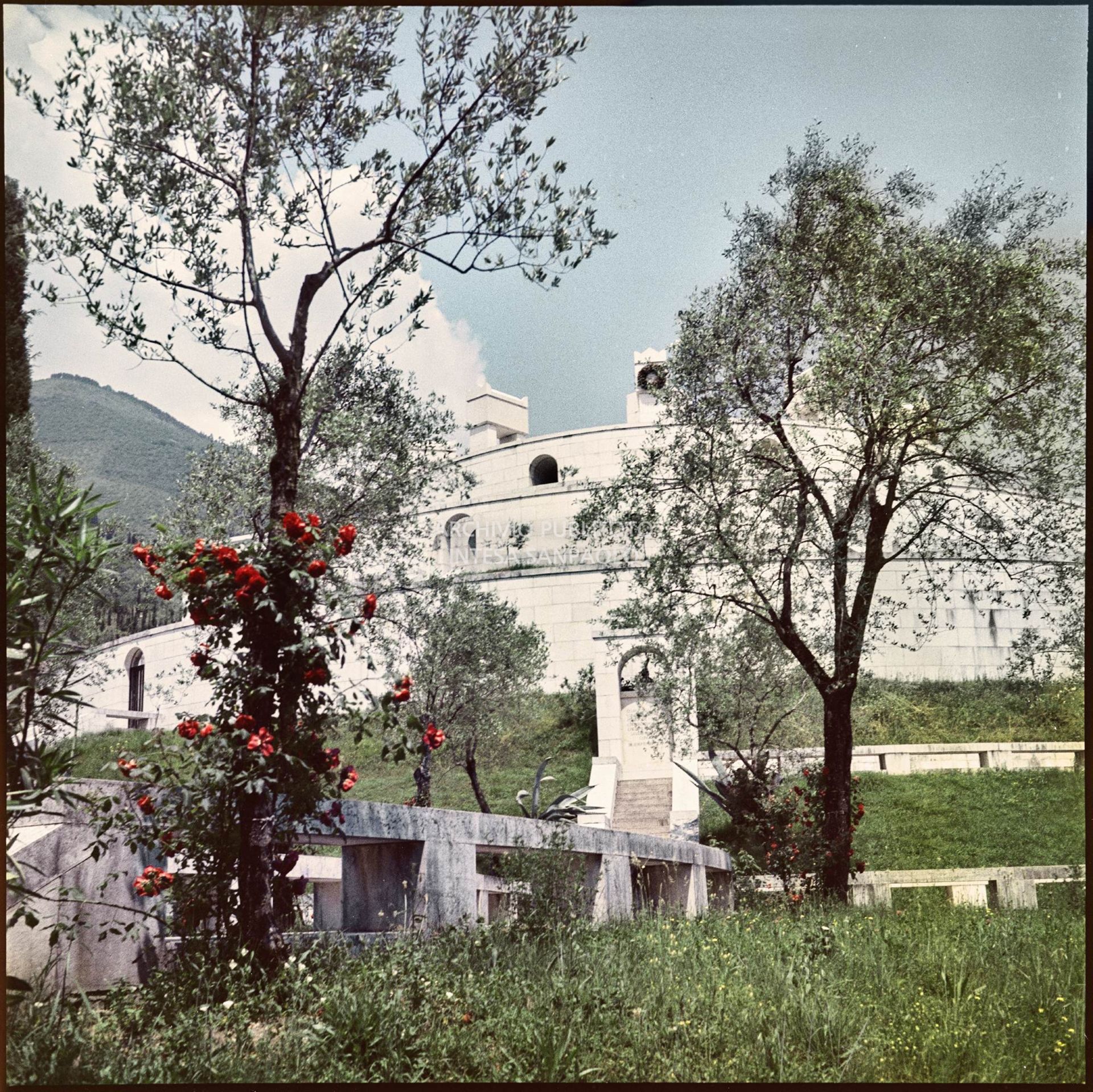 Il Mausoleo di Gabriele d'Annunzio ripreso dal giardino del Vittoriale degli Italiani<br>373