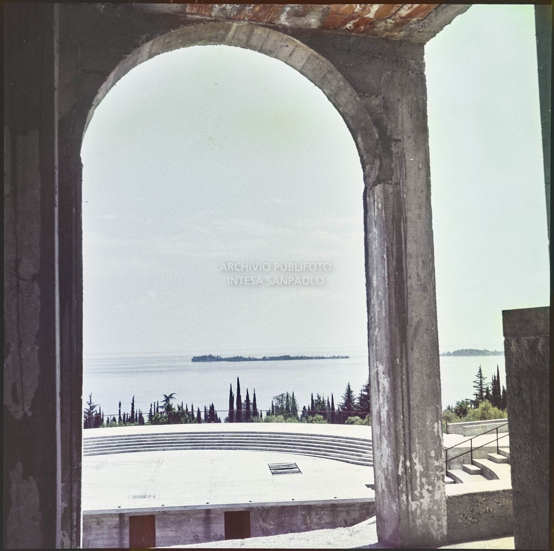 Veduta del lago di Garda dall'anfiteatro del Vittoriale degli Italiani<br>374