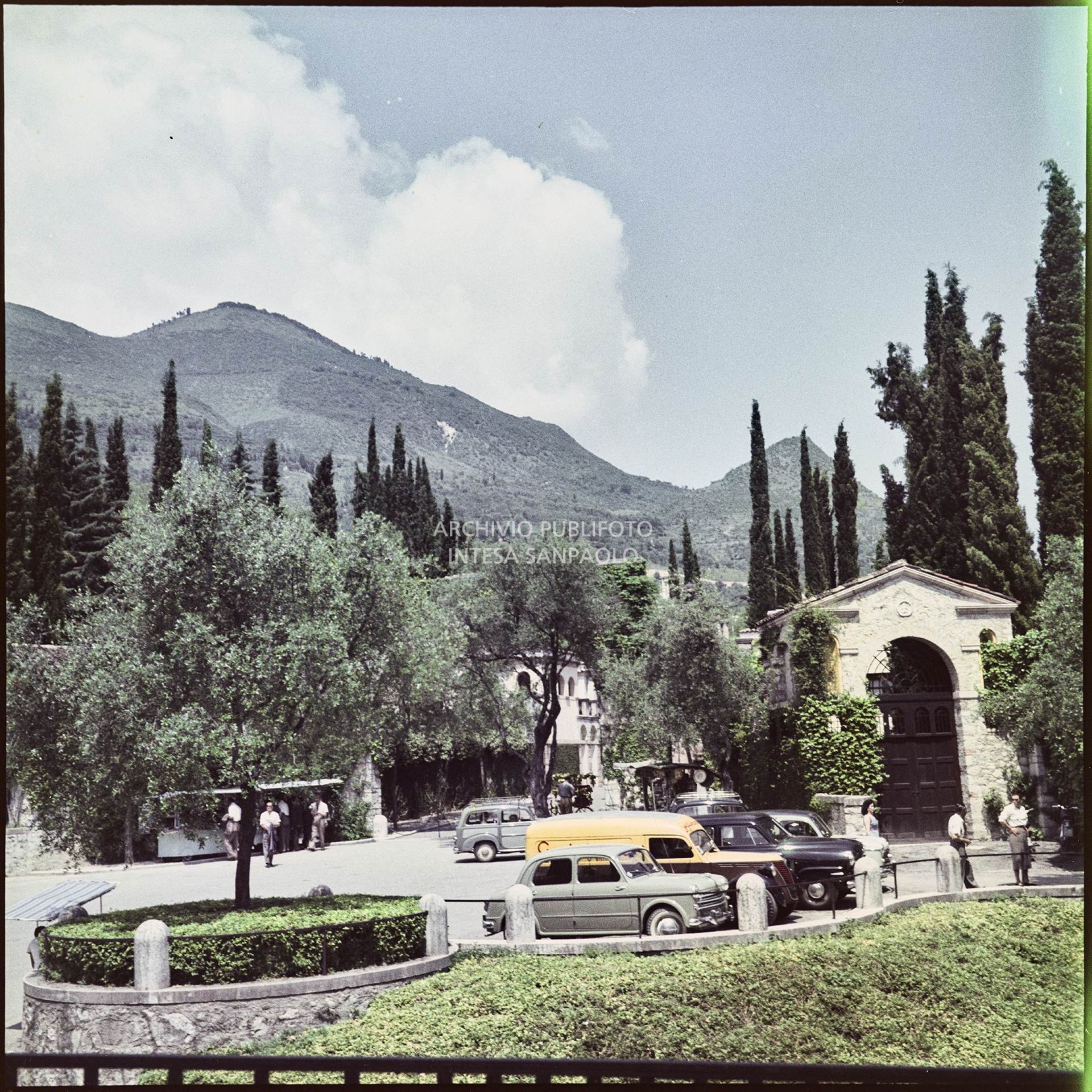 Automobili parcheggiate nei pressi del Vittoriale degli Italiani<br>375
