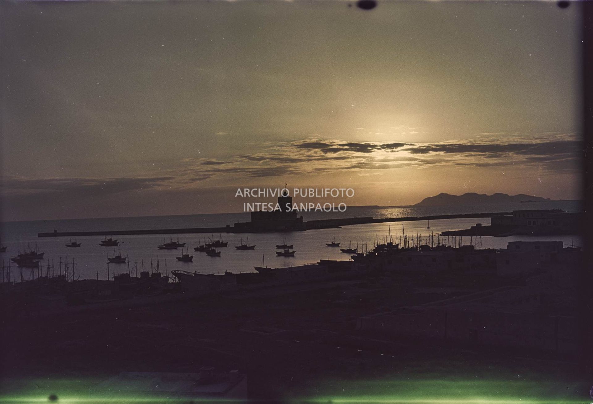 Veduta del porto di Trapani al tramonto<br>407