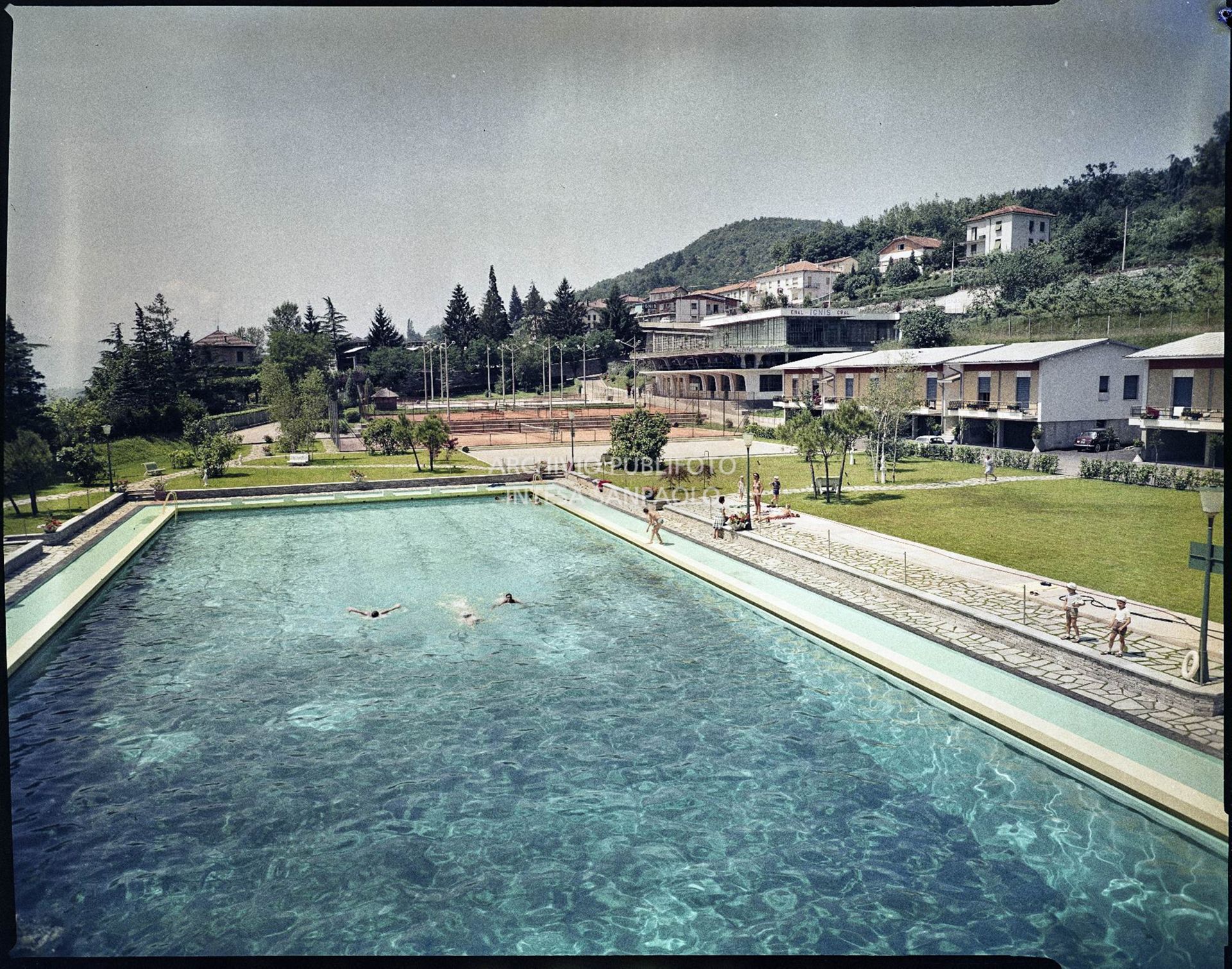 Vista sulla piscina ed i campi del centro sportivo della fabbrica Ignis a Comerio<br>4443